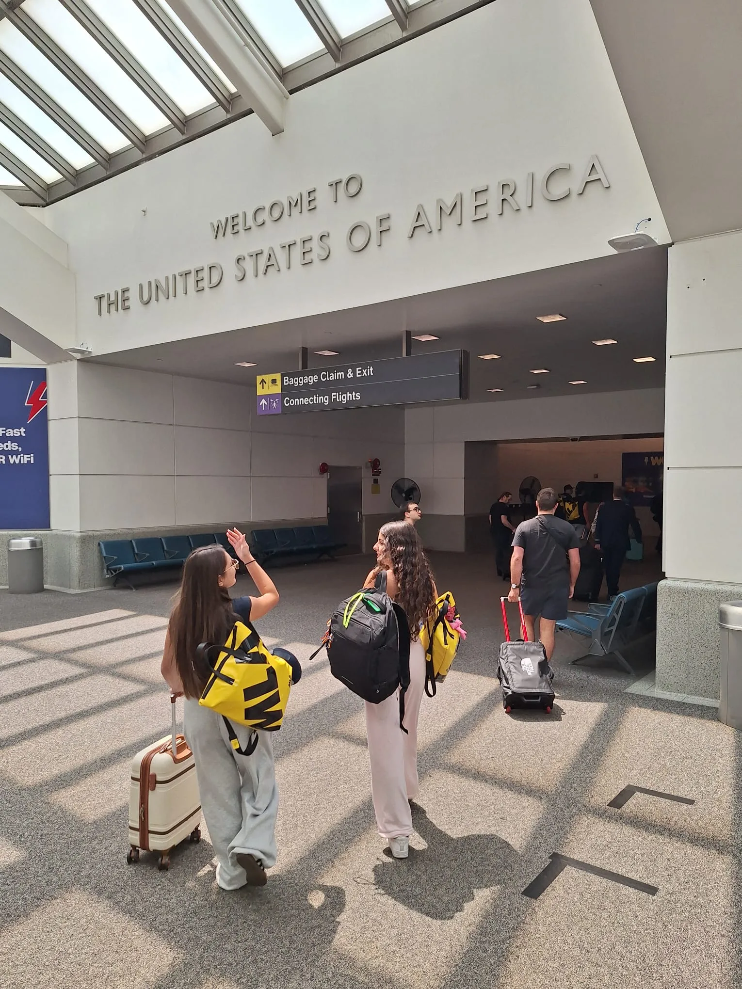 Arrivo all'aeroporto USA, sotto l'insegna Welcome to the United States of America