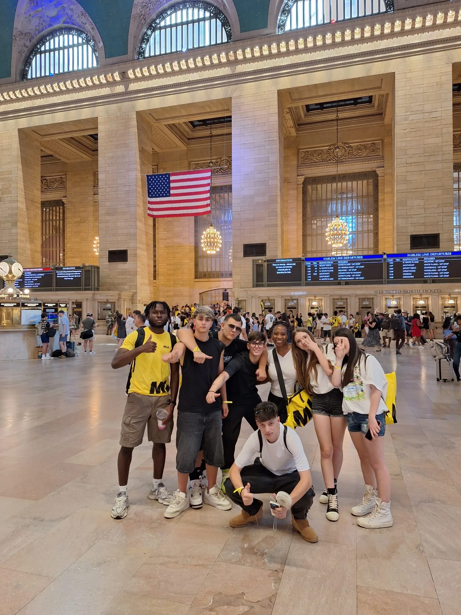 Gruppo di studenti MLA in posa al Grand Central Terminal di New York