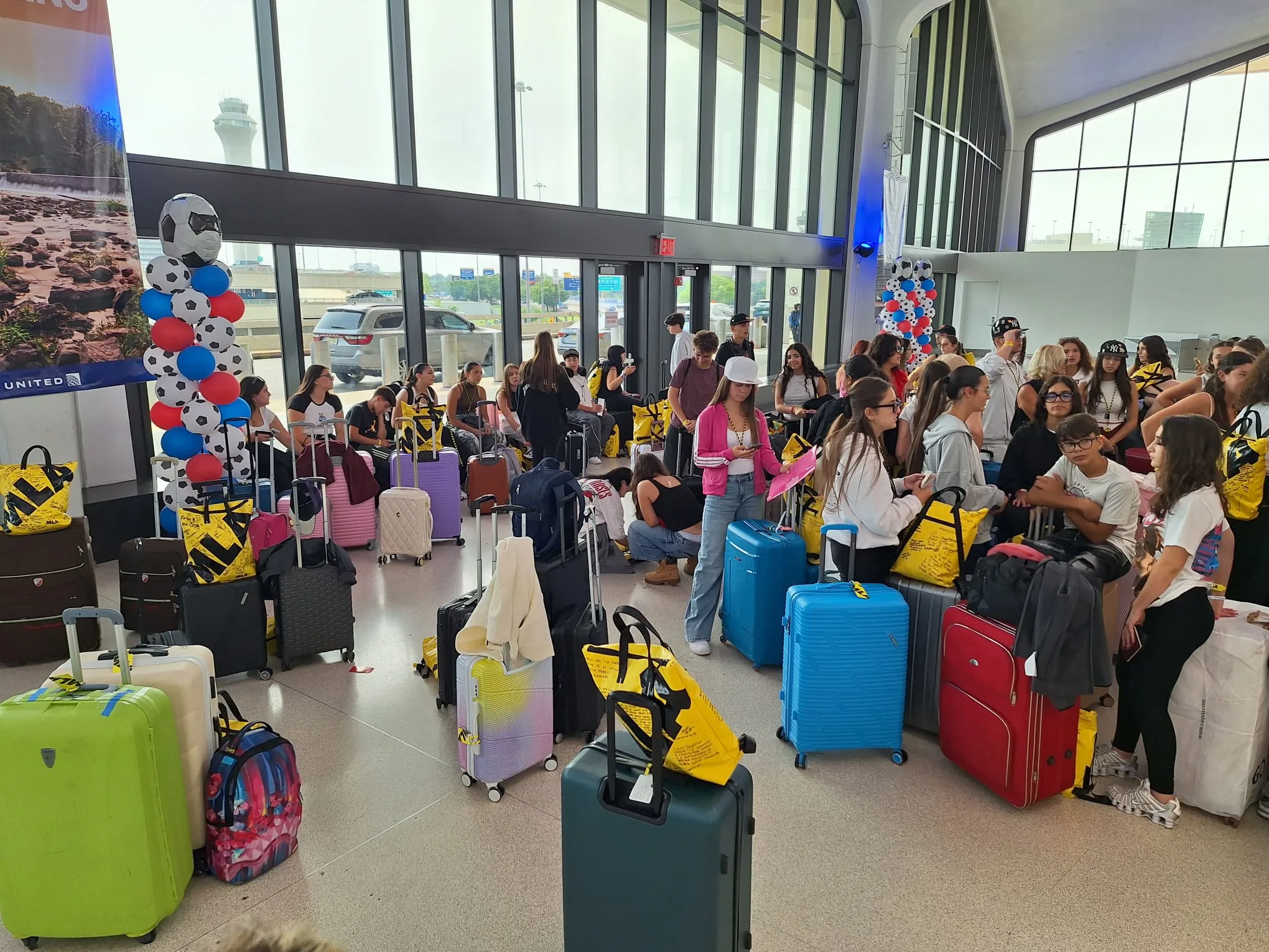 Il gruppo con i bagagli in attesa nella hall di partenza dell’aeroporto di Newark, pronto per il volo di rientro
