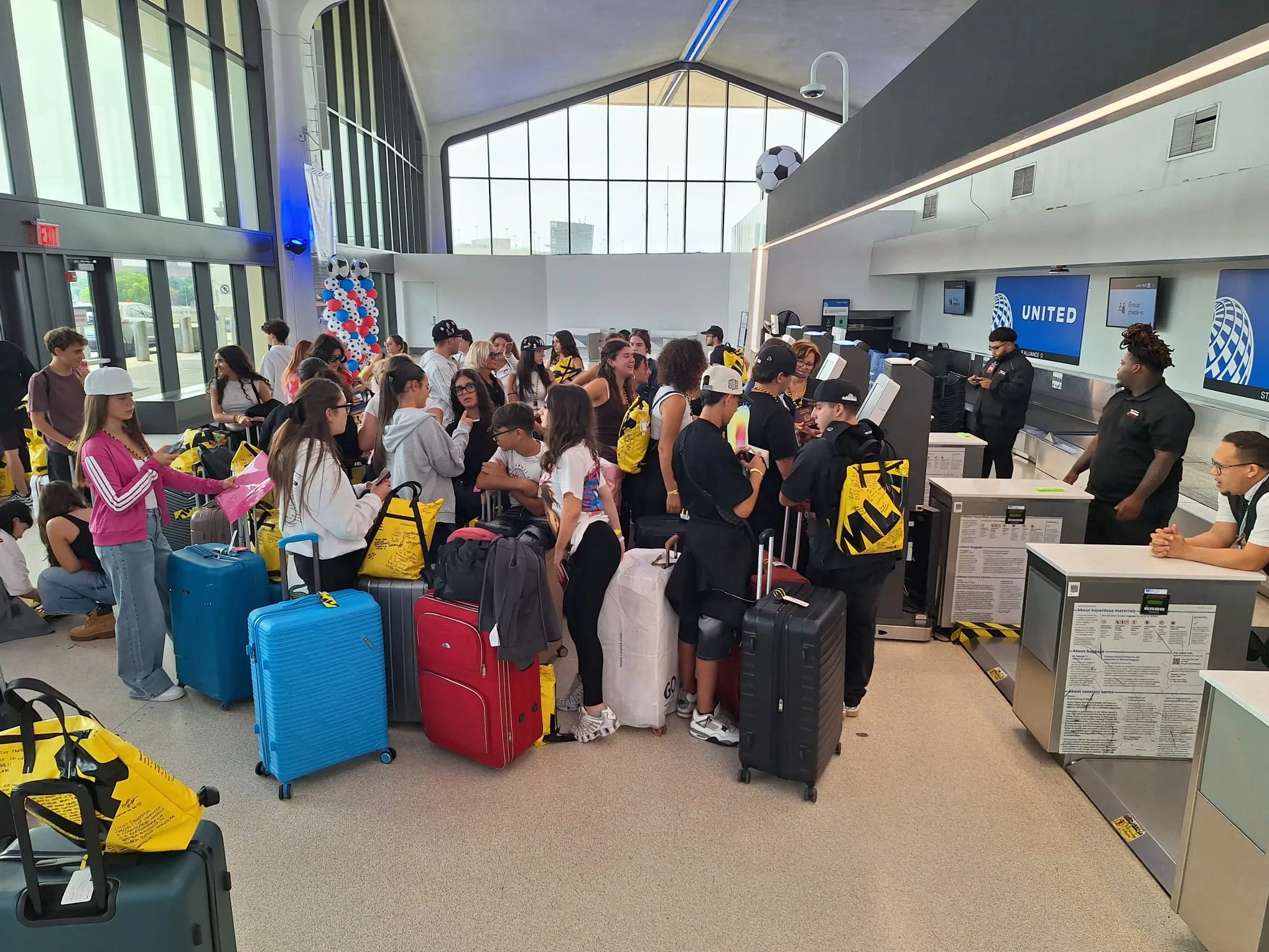 Il gruppo al check-in United, ultimo passaggio prima dell’imbarco per il volo di rientro in Italia