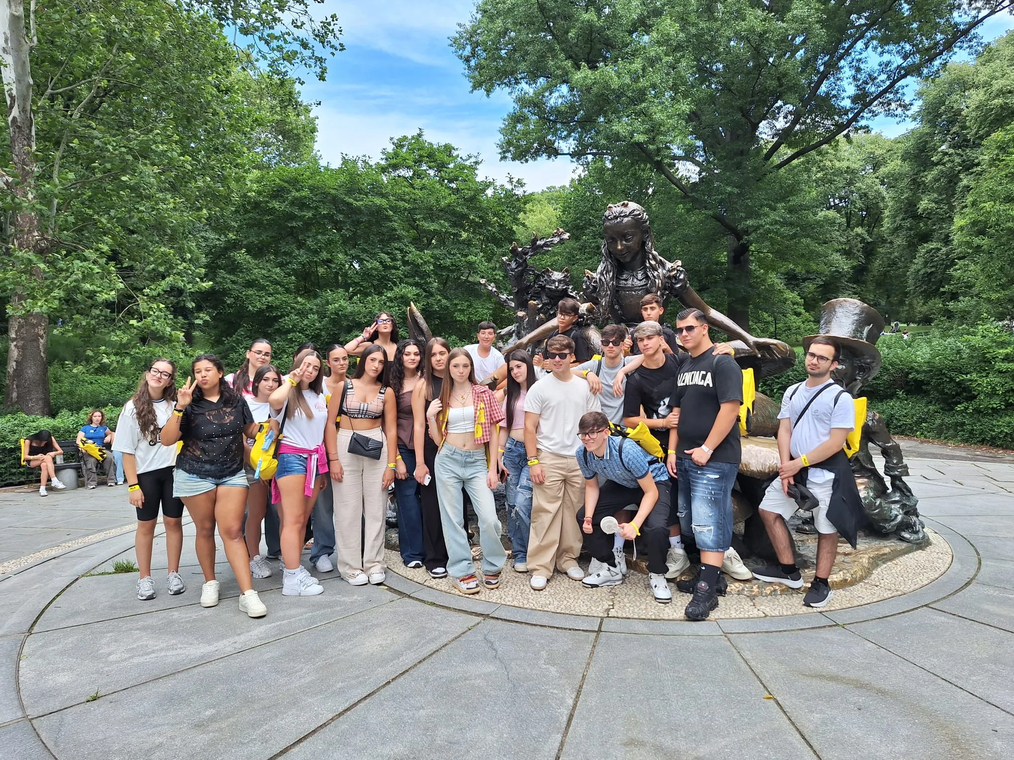 Il gruppo in posa davanti alla statua di Alice nel Paese delle Meraviglie a Central Park