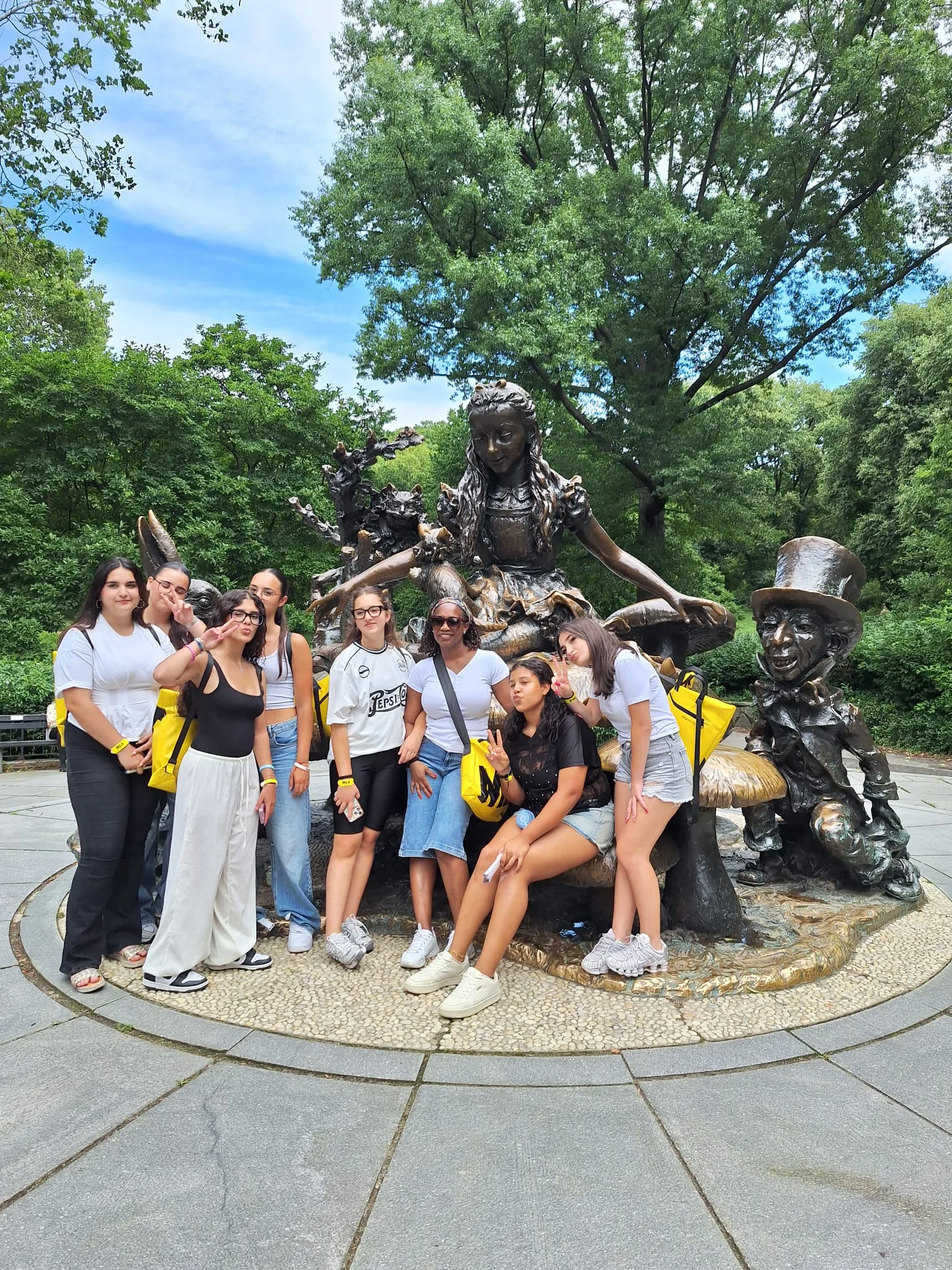 Un altro gruppo di studenti alla statua di Alice nel Paese delle Meraviglie