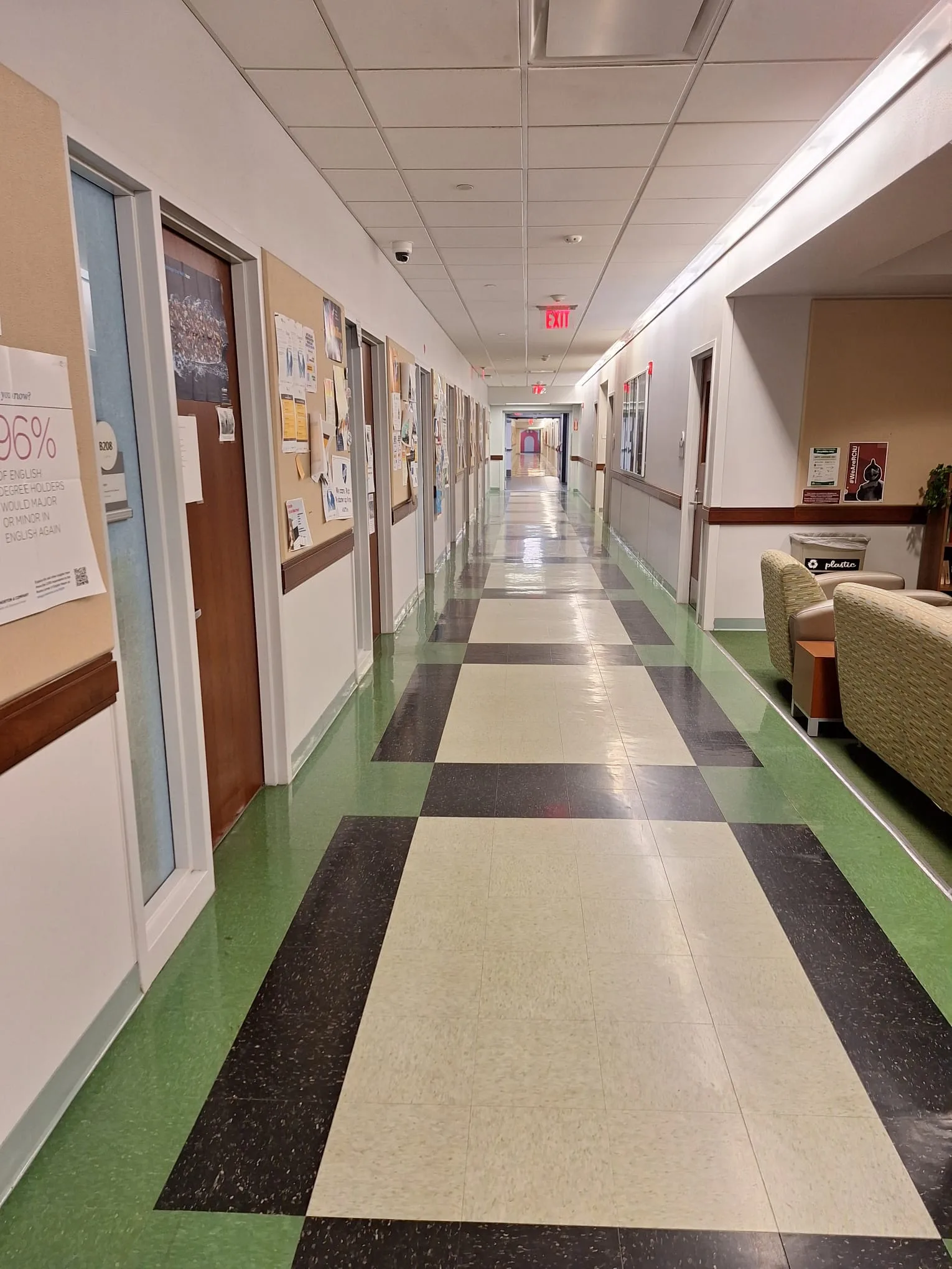 Corridoio del campus della Ramapo College, tra bacheche e aule