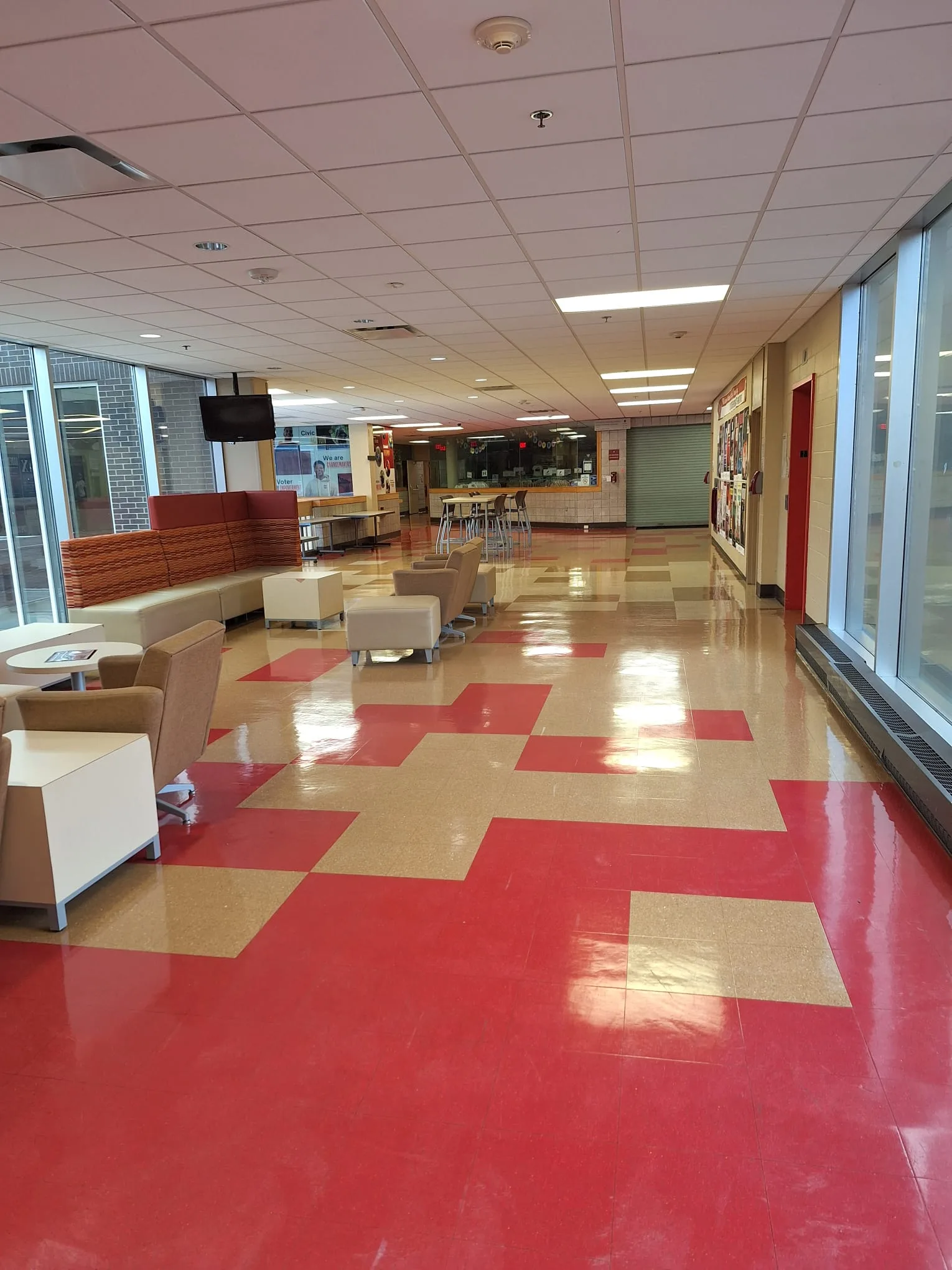 La sala comune del campus, con divani e TV