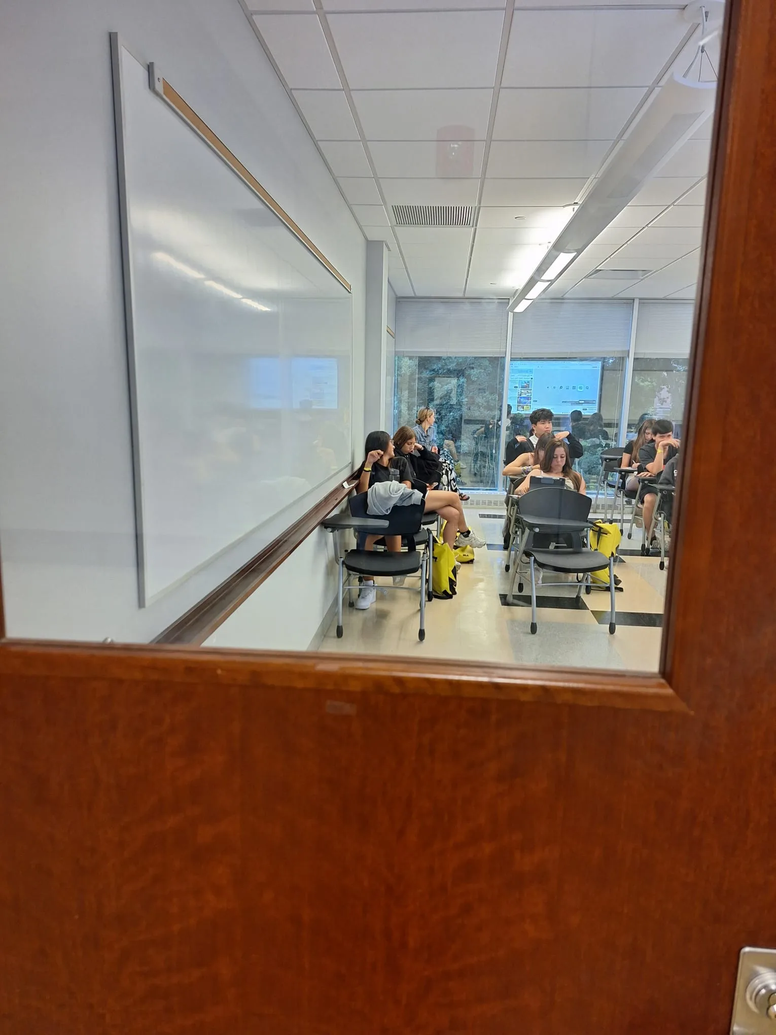 Studenti durante la lezione del mattino in aula