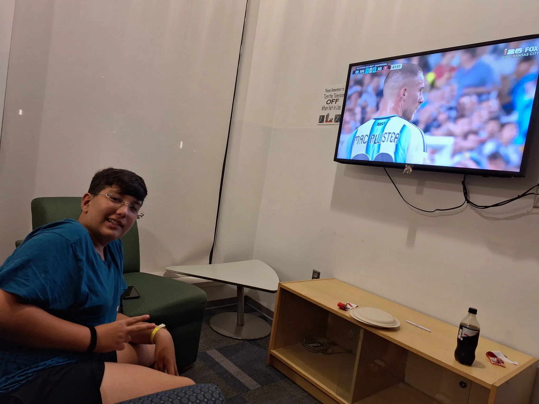 Un ragazzo del gruppo segue la partita in TV nella sala comune