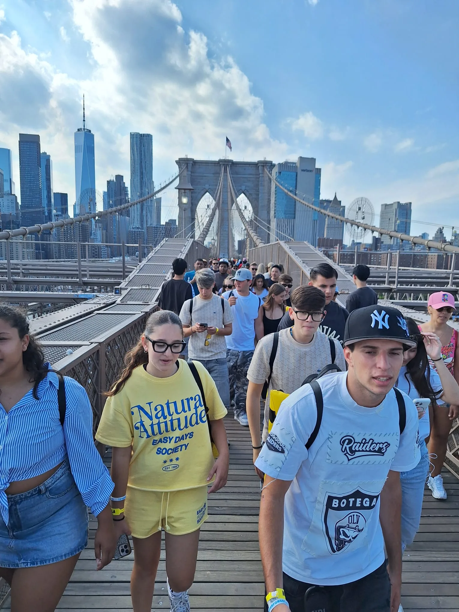 Il gruppo attraversa a piedi il ponte di Brooklyn