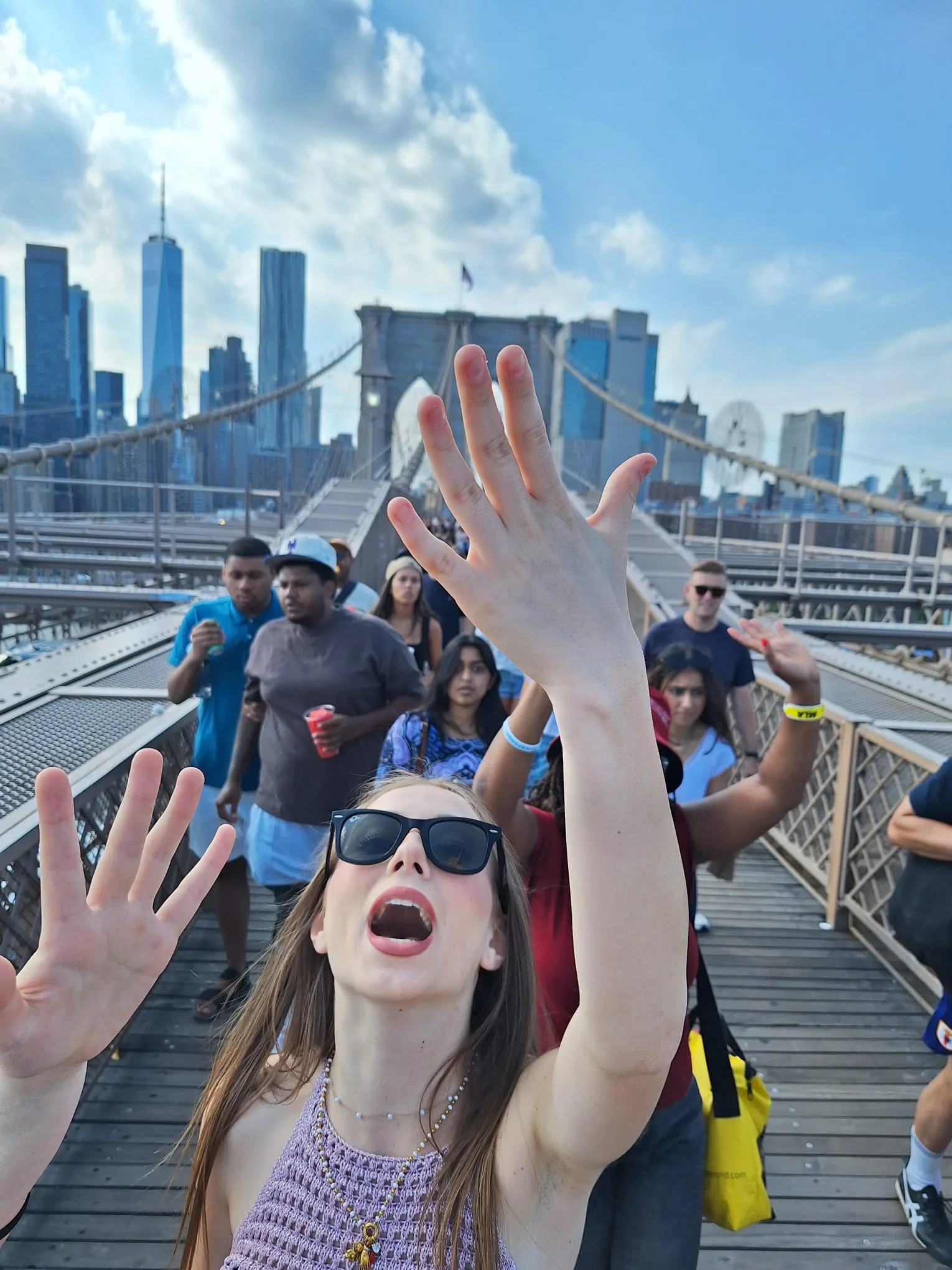 Selfie di gruppo sul ponte di Brooklyn con lo skyline di Manhattan