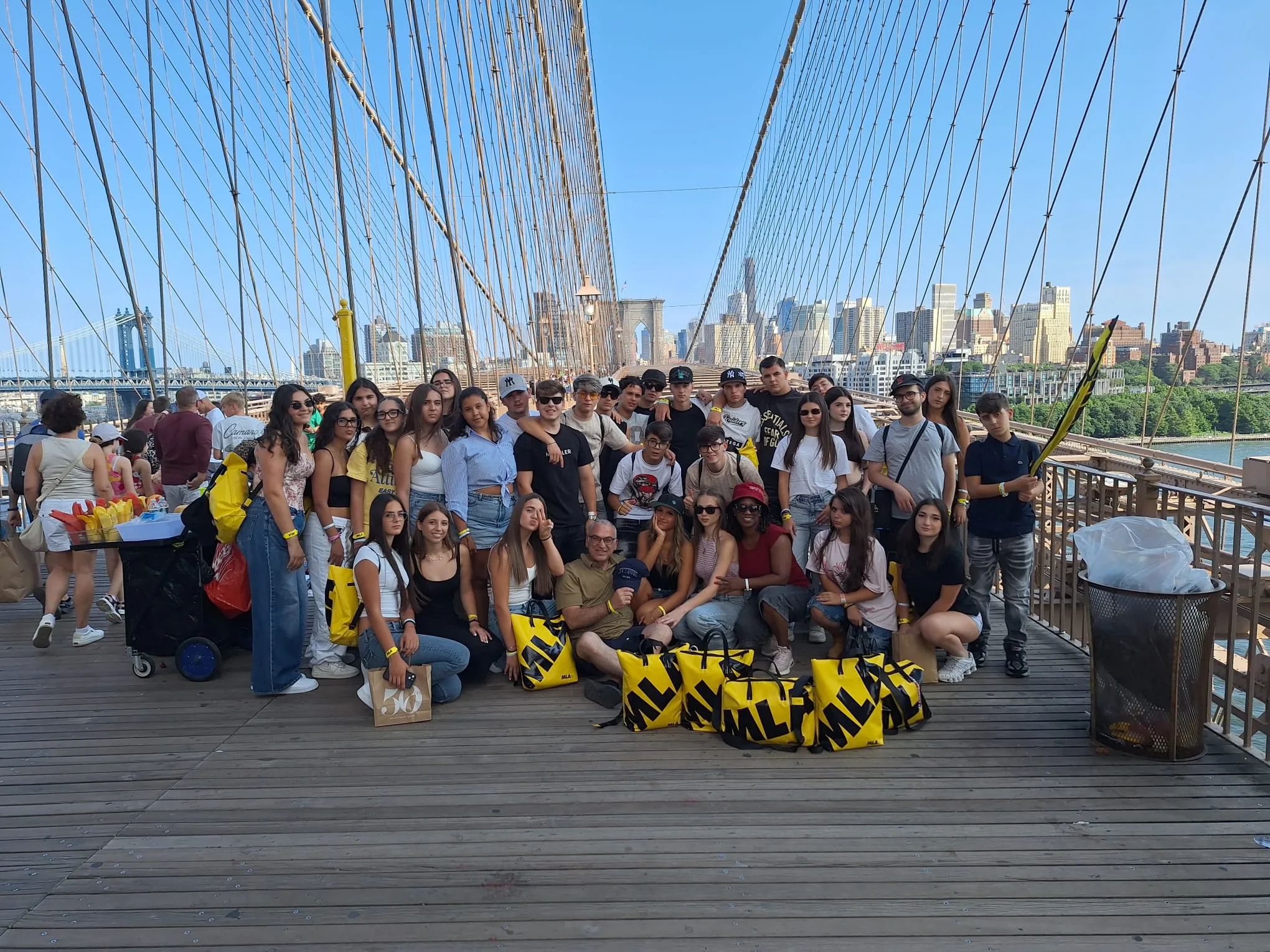 Selfie con le mani alzate sul ponte di Brooklyn