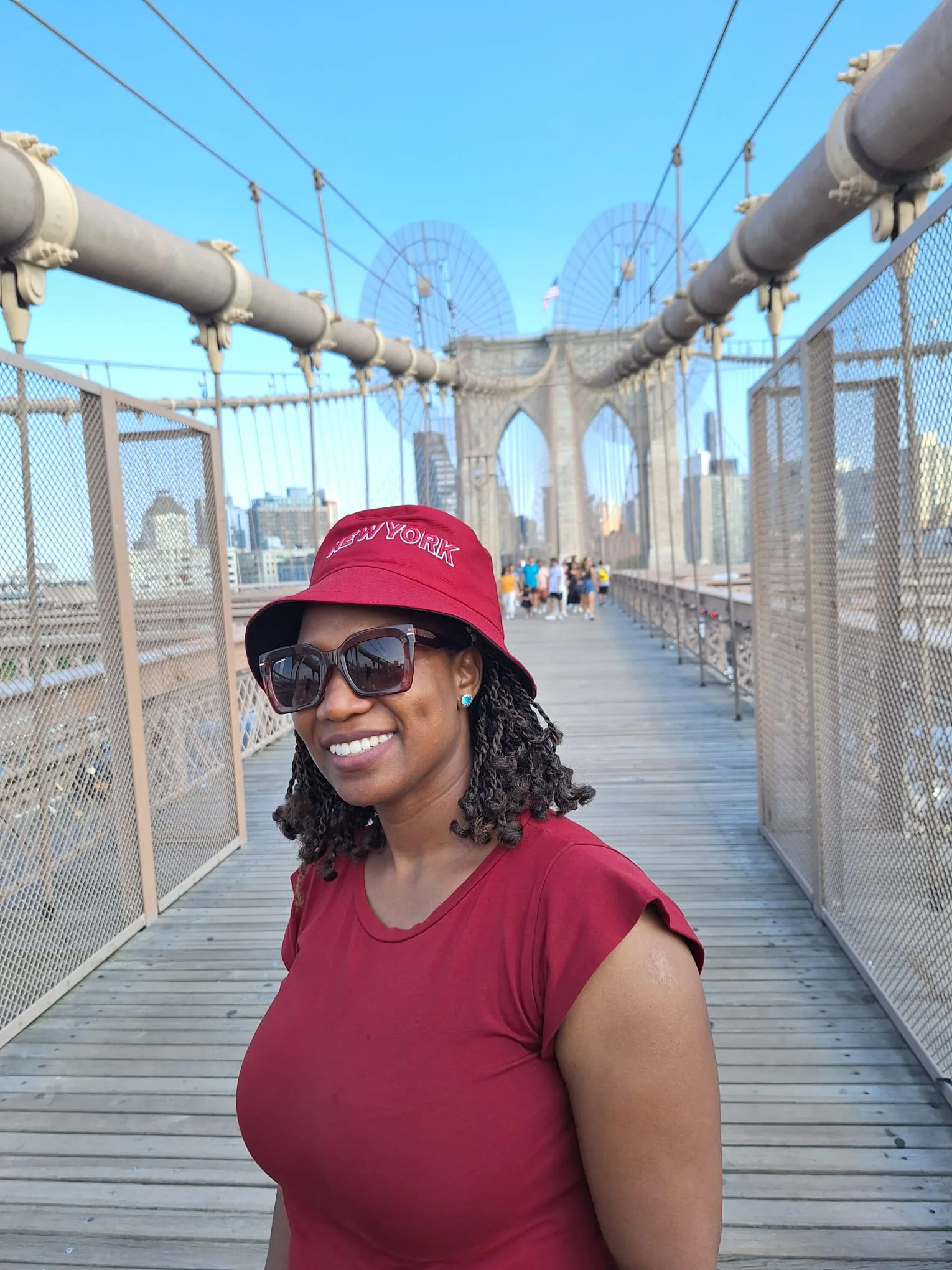 Selfie sul ponte di Brooklyn con lo skyline di Manhattan sullo sfondo