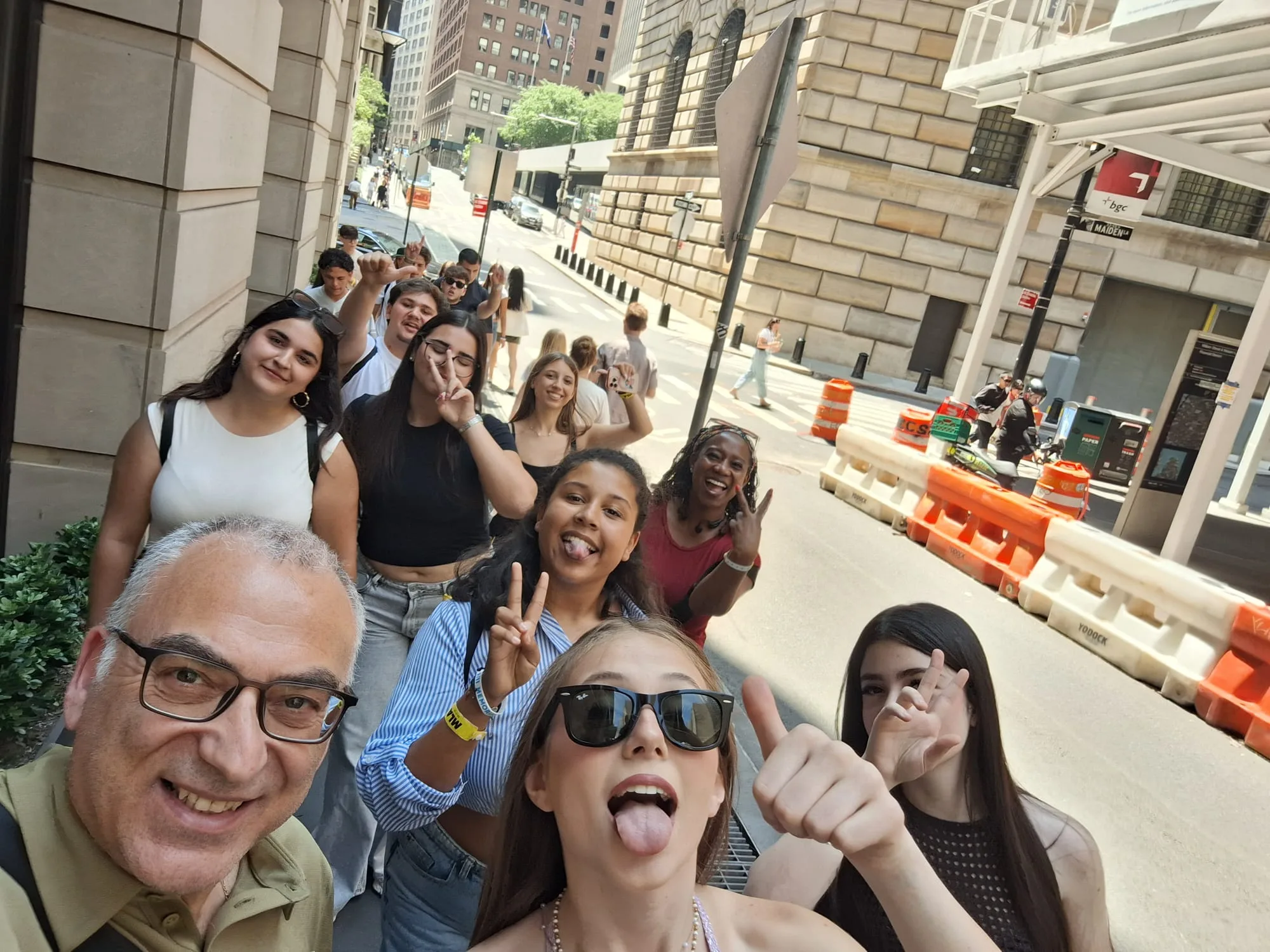 Il gruppo in posa per strada nel Financial District