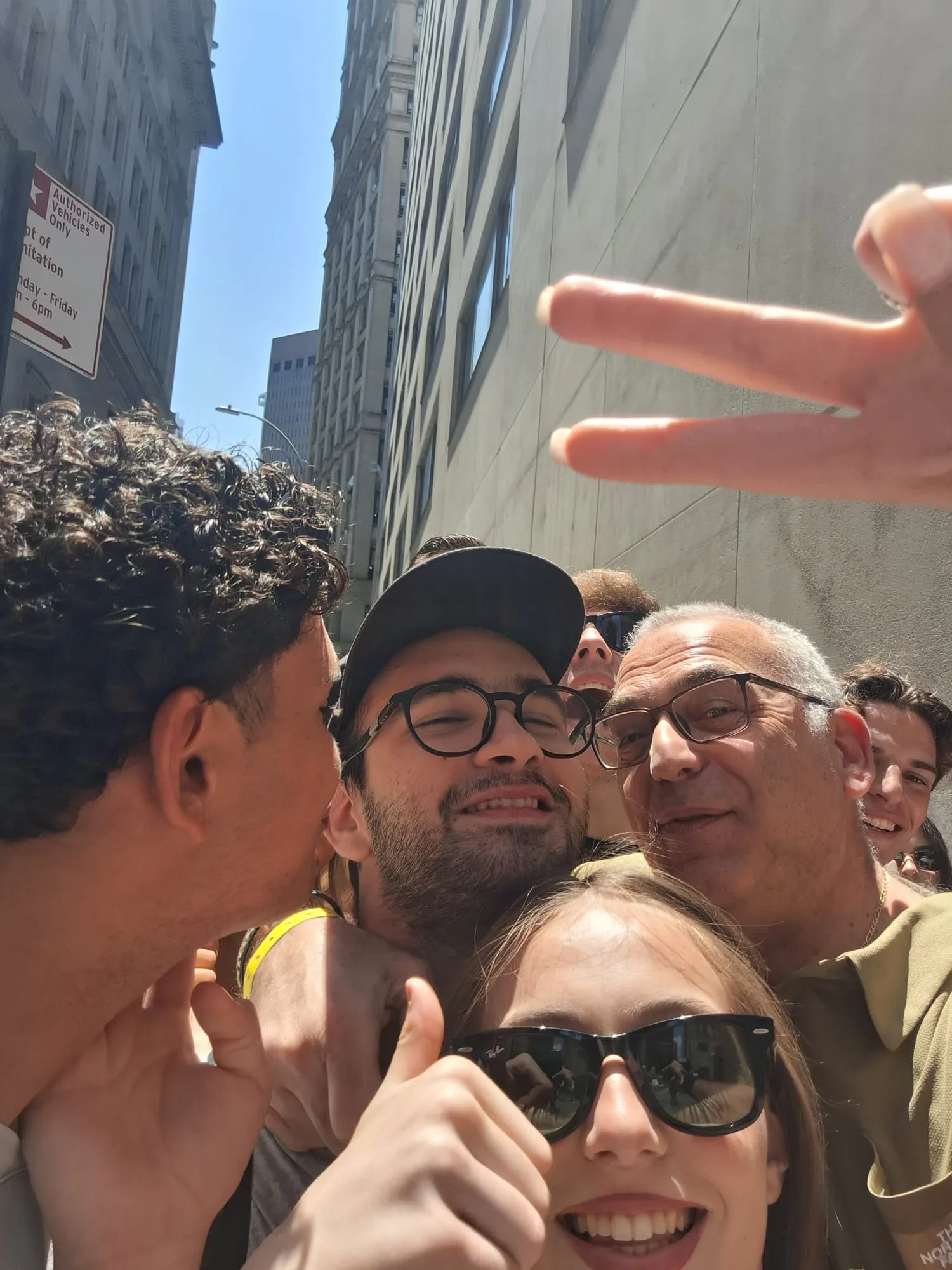 Selfie di gruppo davanti al Charging Bull di Wall Street
