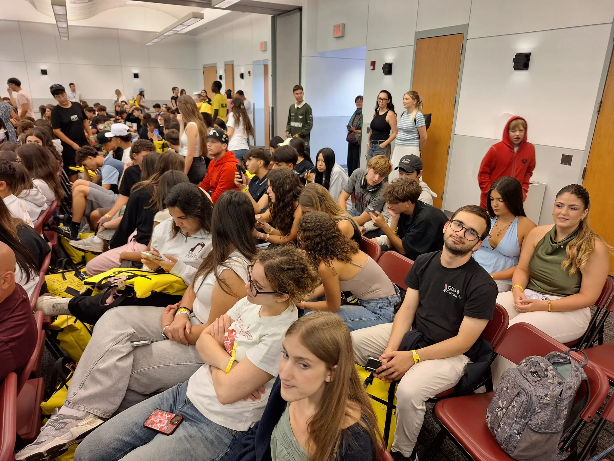 Selfie in platea durante l’attesa della cerimonia di consegna dei diplomi