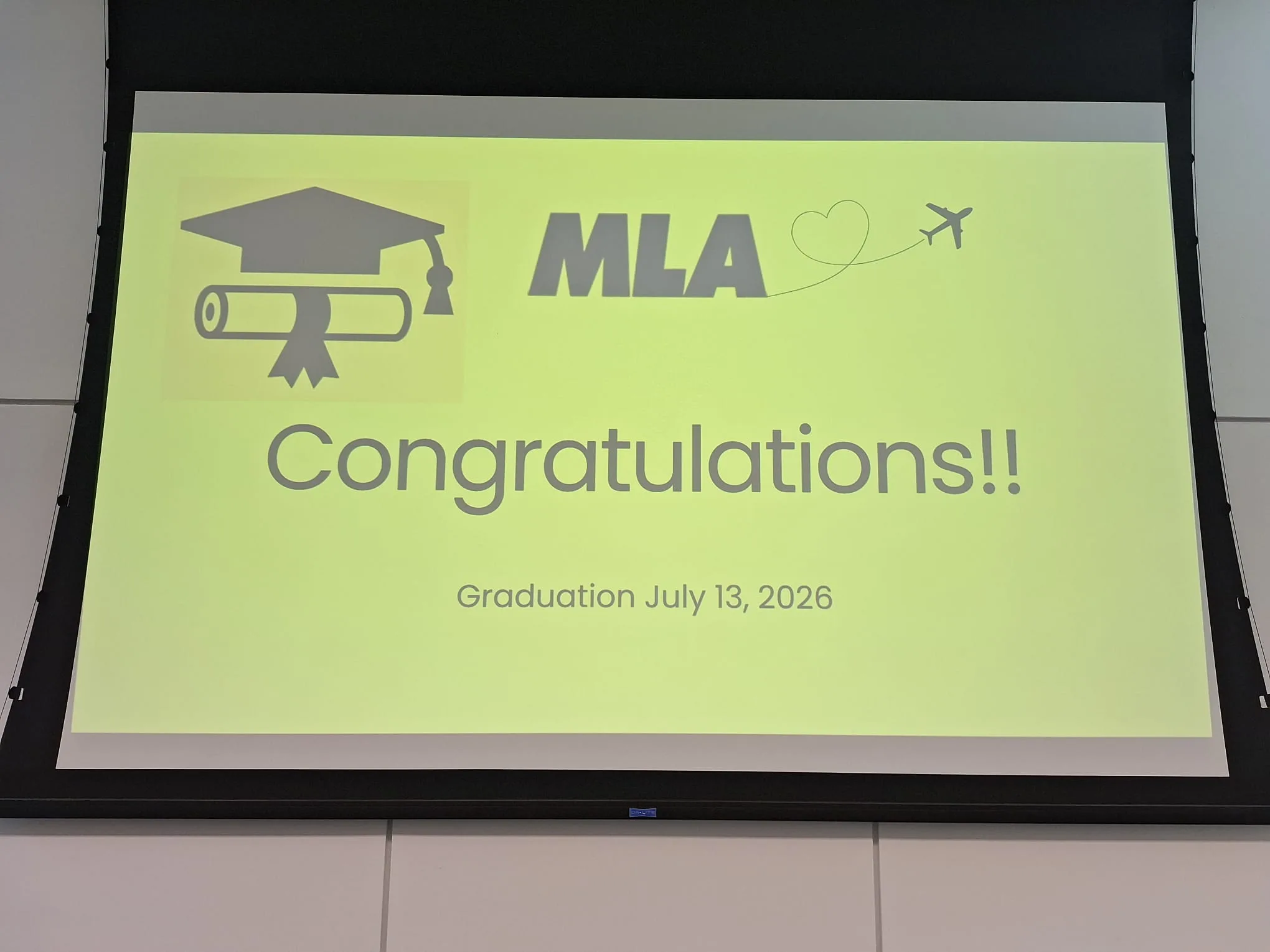 La slide di apertura della cerimonia: Congratulations, Graduation July 13 2026