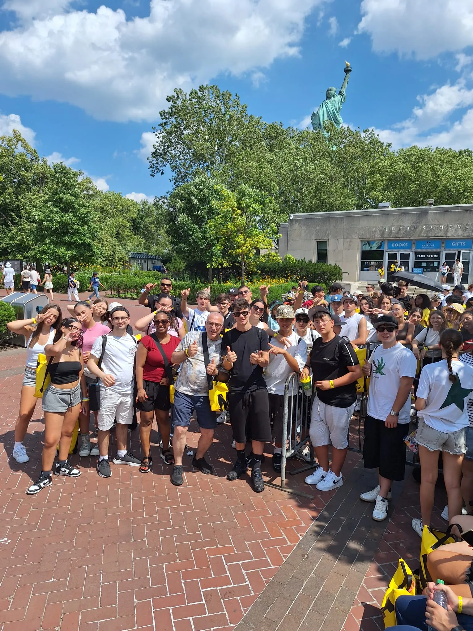 Il gruppo MLA in posa davanti alla Statua della Liberta su Liberty Island