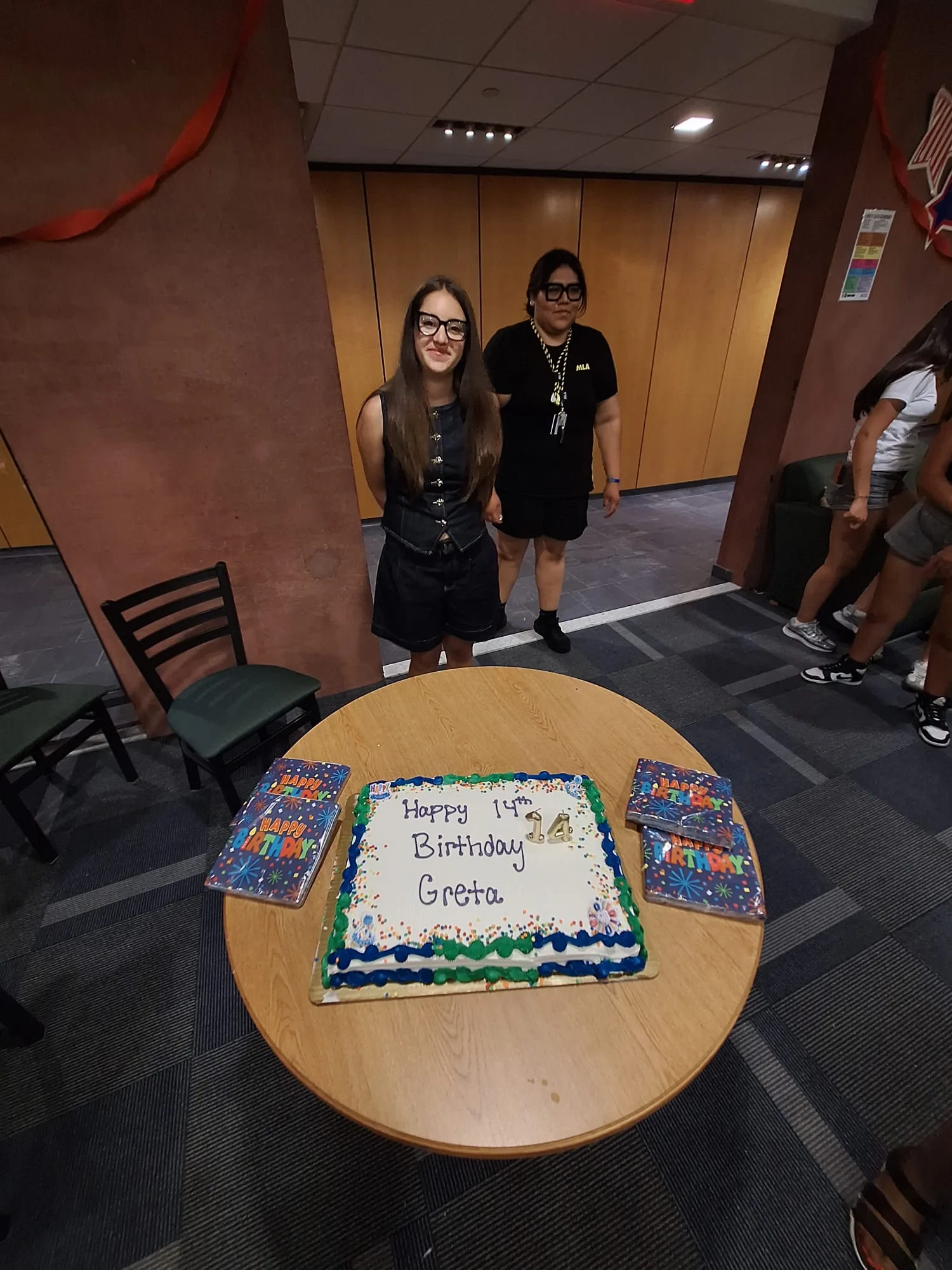 Greta festeggia il suo 14esimo compleanno con la torta, circondata dal gruppo