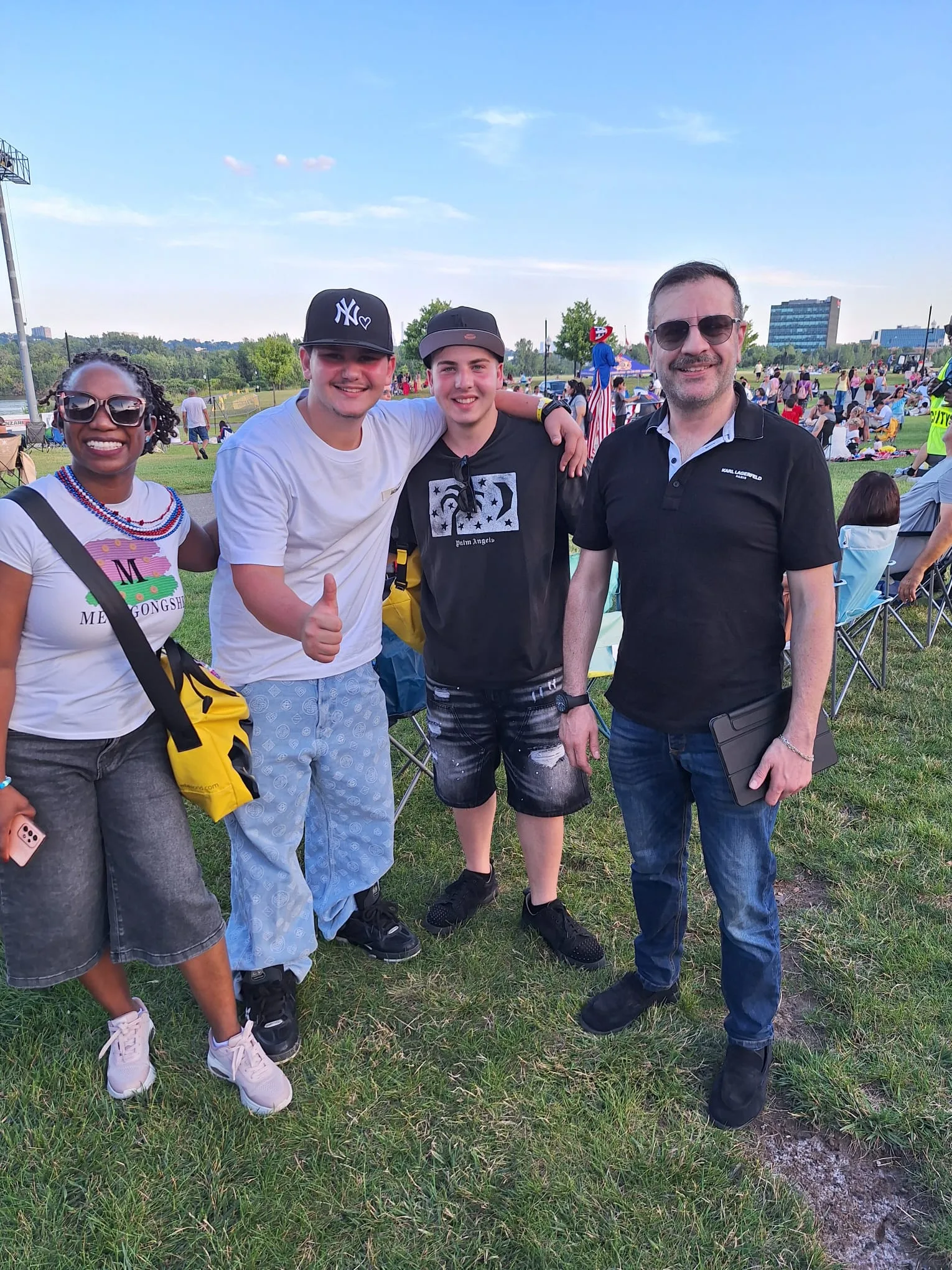 Il gruppo MLA riunito nel parco per la festa del 4 Luglio, Independence Day