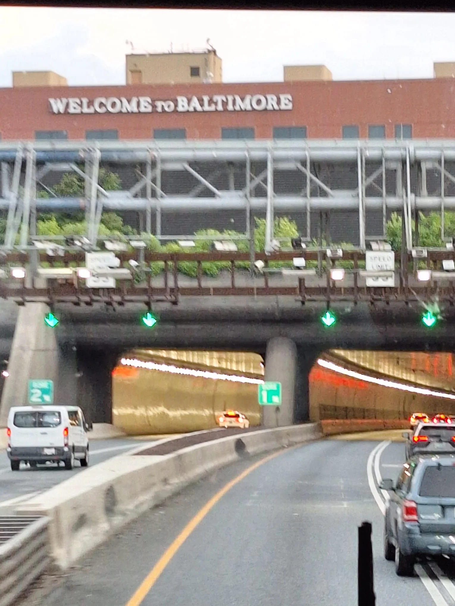 Cartello Welcome to Baltimore lungo il tragitto serale verso Washington DC