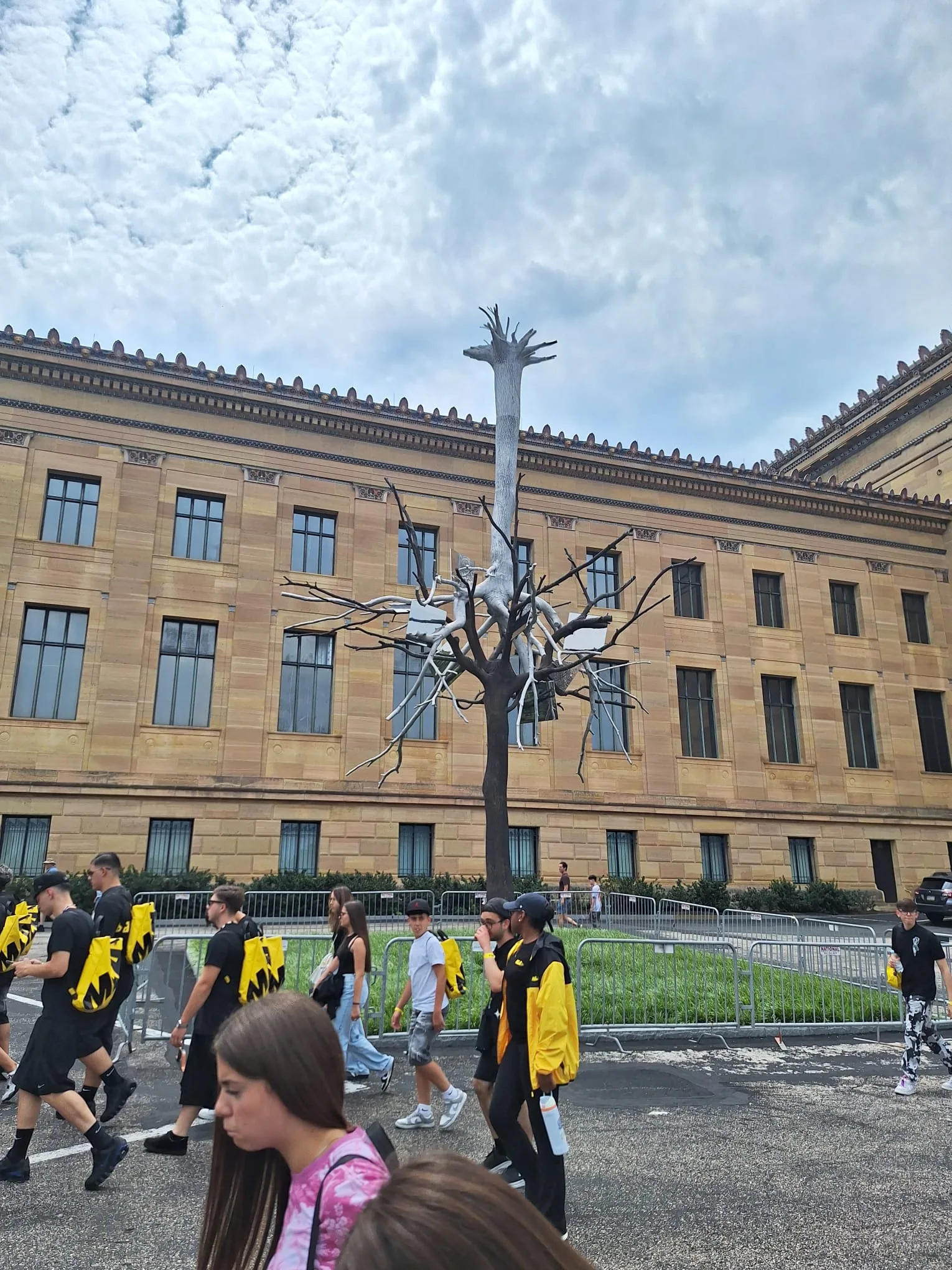 Il gruppo con gli zaini gialli MLA in cammino verso il Philadelphia Museum of Art