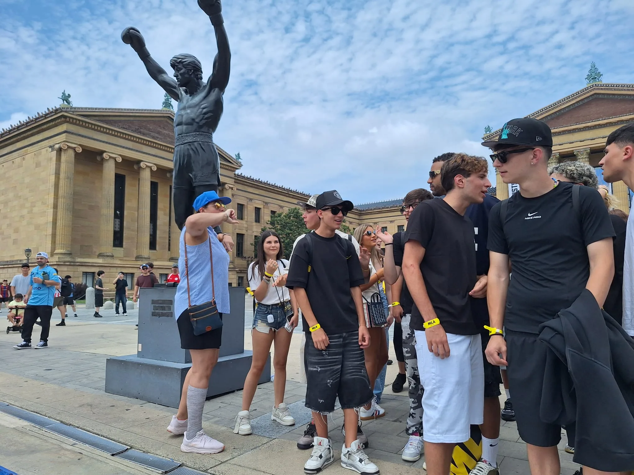 La guida MLA raduna il gruppo davanti alla statua di Rocky Balboa