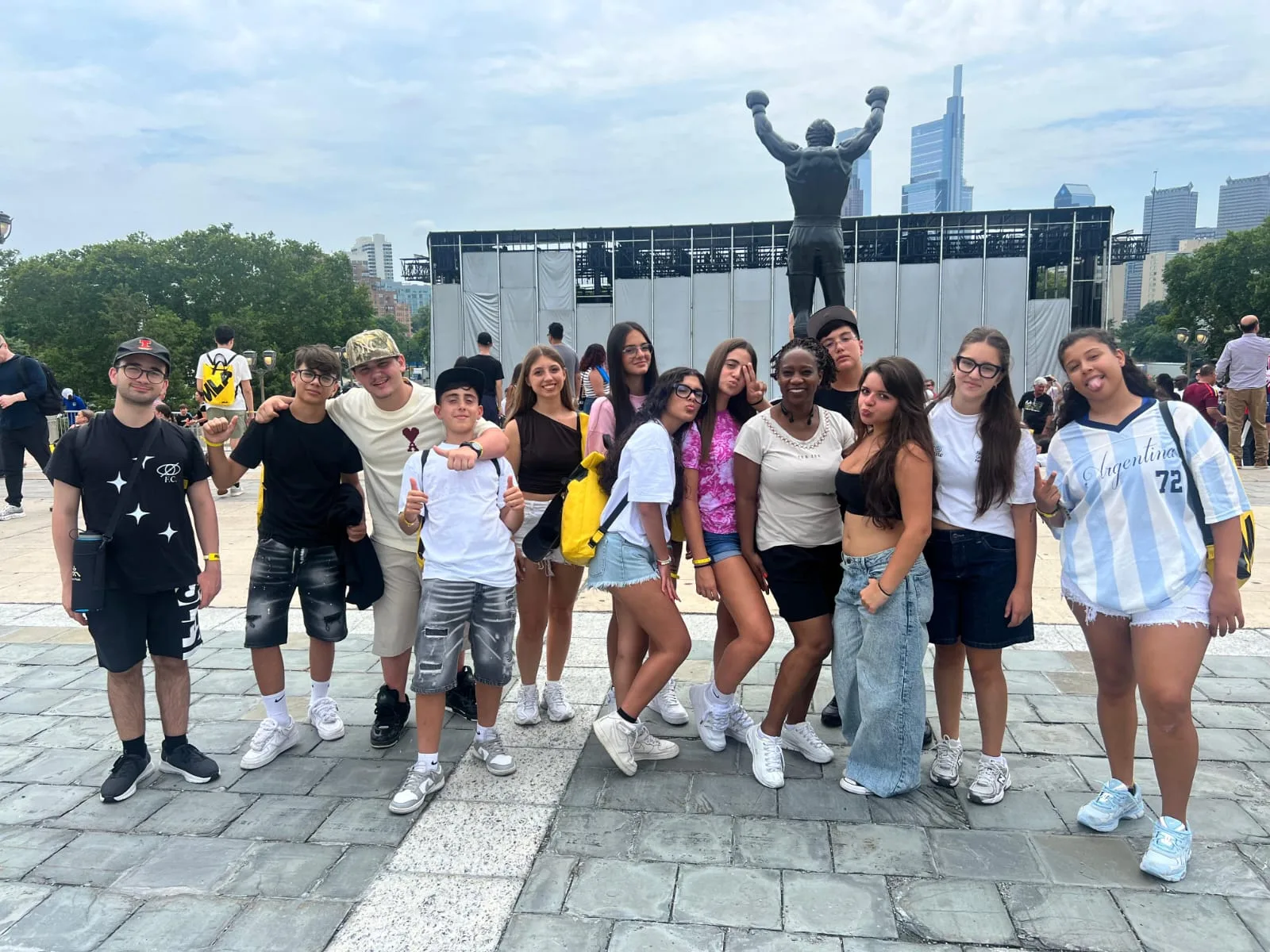 Il gruppo MLA in posa davanti alla statua di Rocky Balboa a Philadelphia