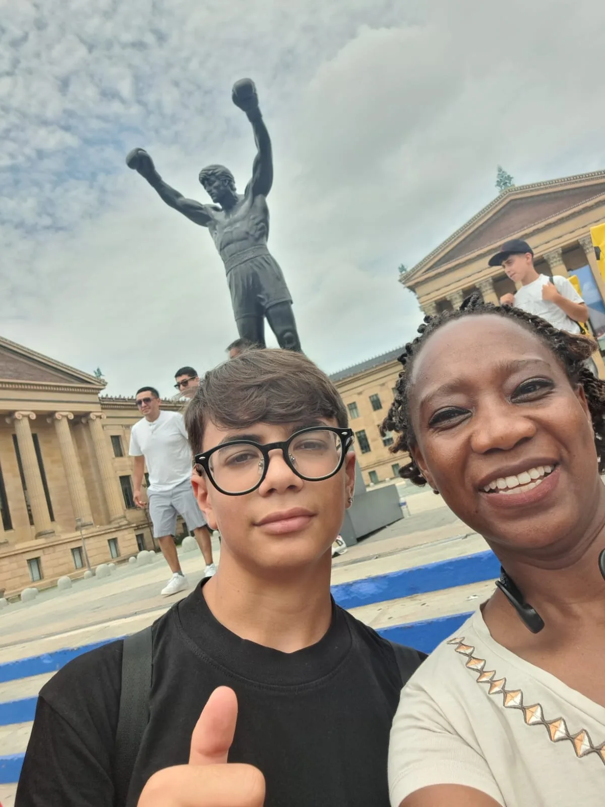 Selfie di Chibomba Mutinta Cleopatra con uno studente ai piedi della statua di Rocky