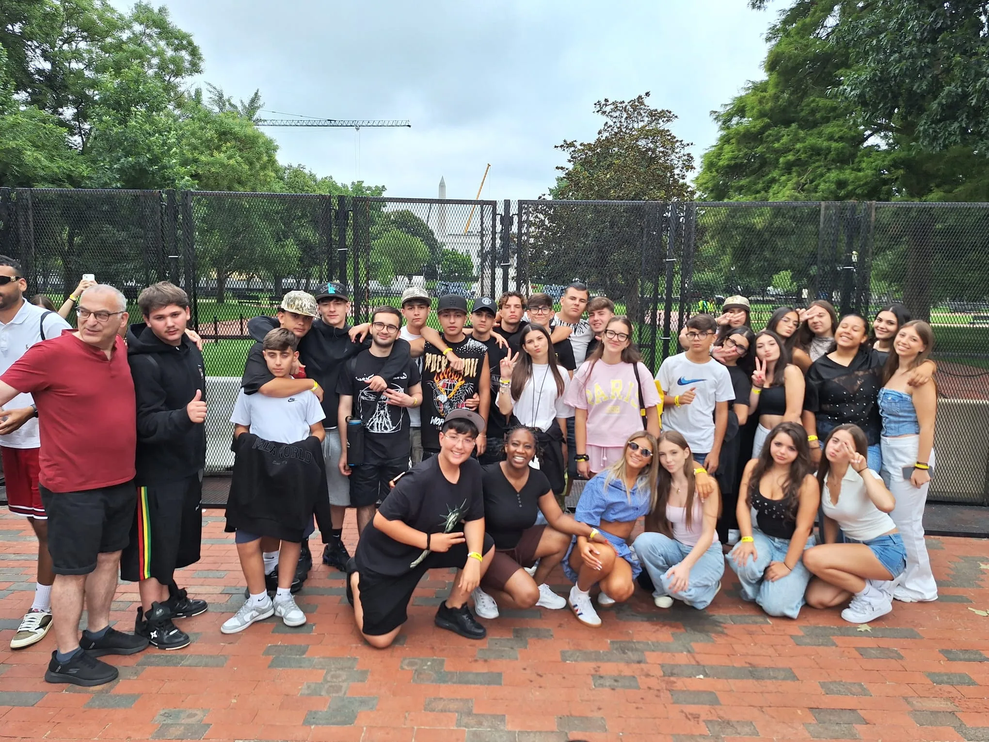 Il gruppo MLA in posa vicino alla Casa Bianca, con il Washington Monument sullo sfondo