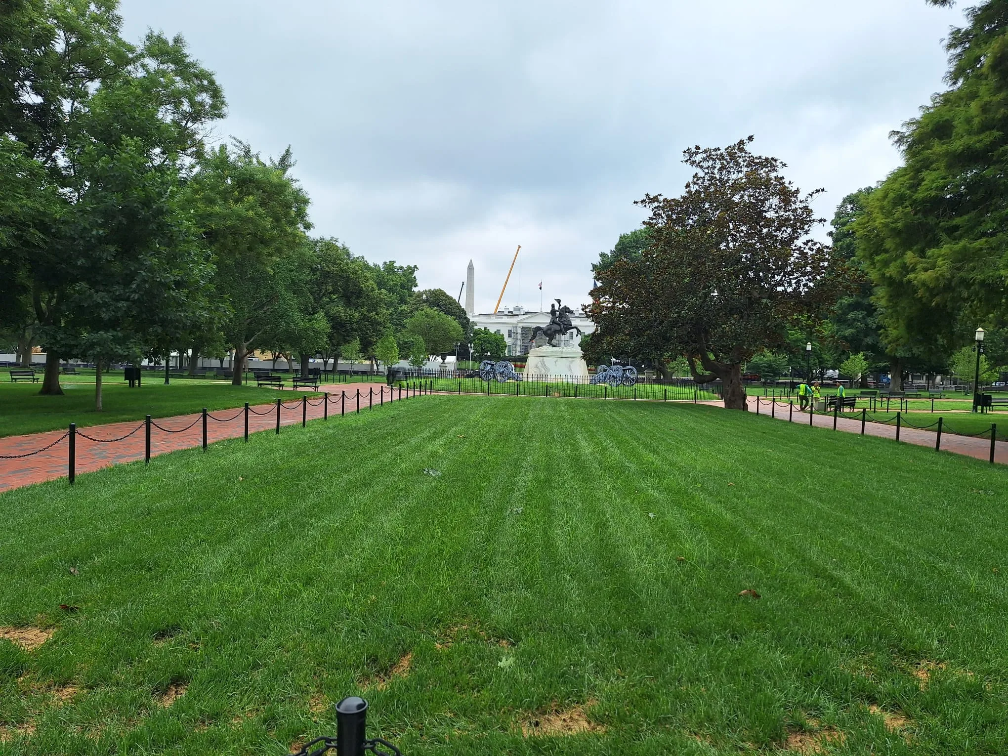 Lafayette Square: la statua di Andrew Jackson, la Casa Bianca e il Washington Monument sullo sfondo