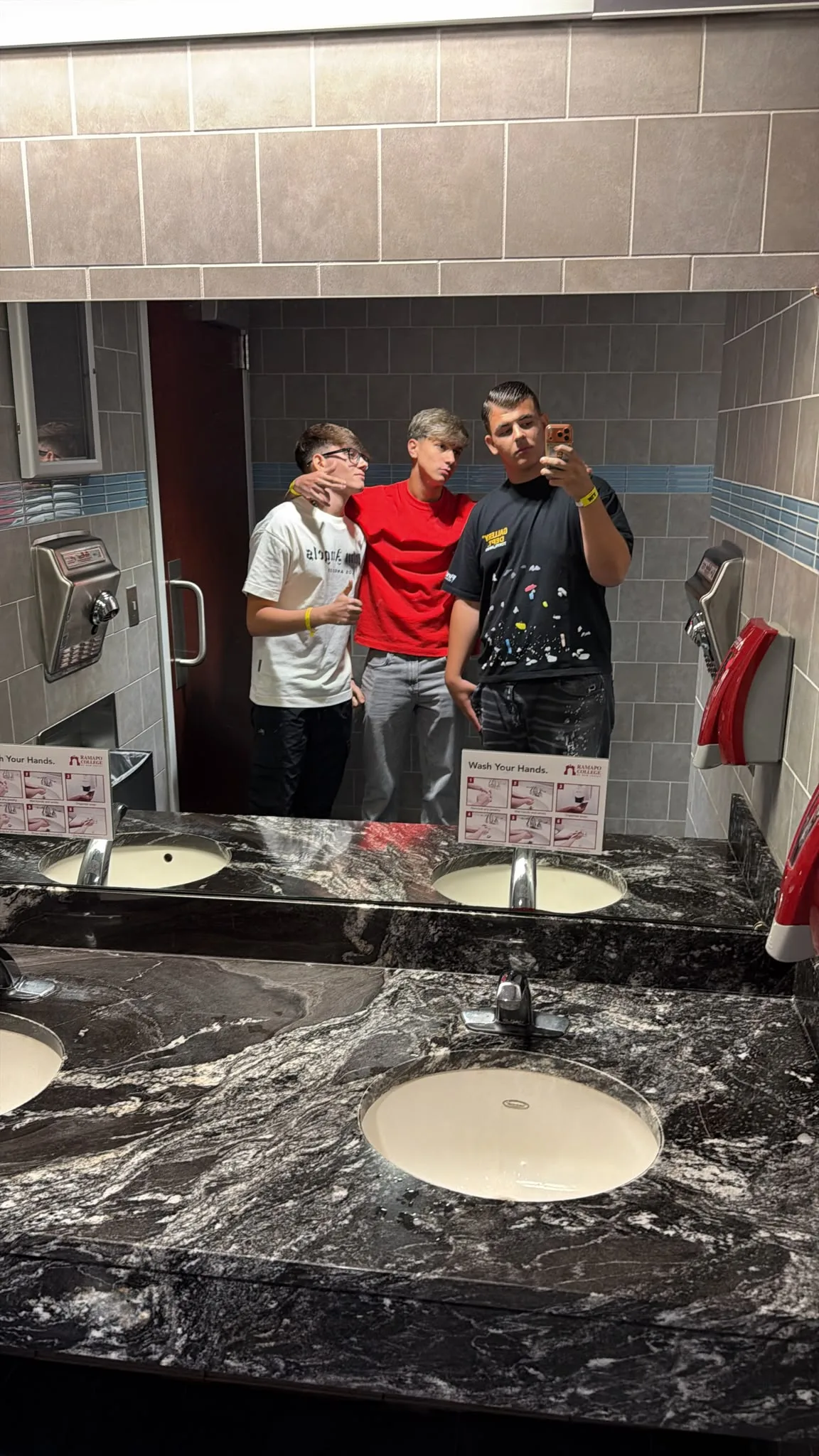 Selfie di gruppo nei bagni del campus Ramapo College