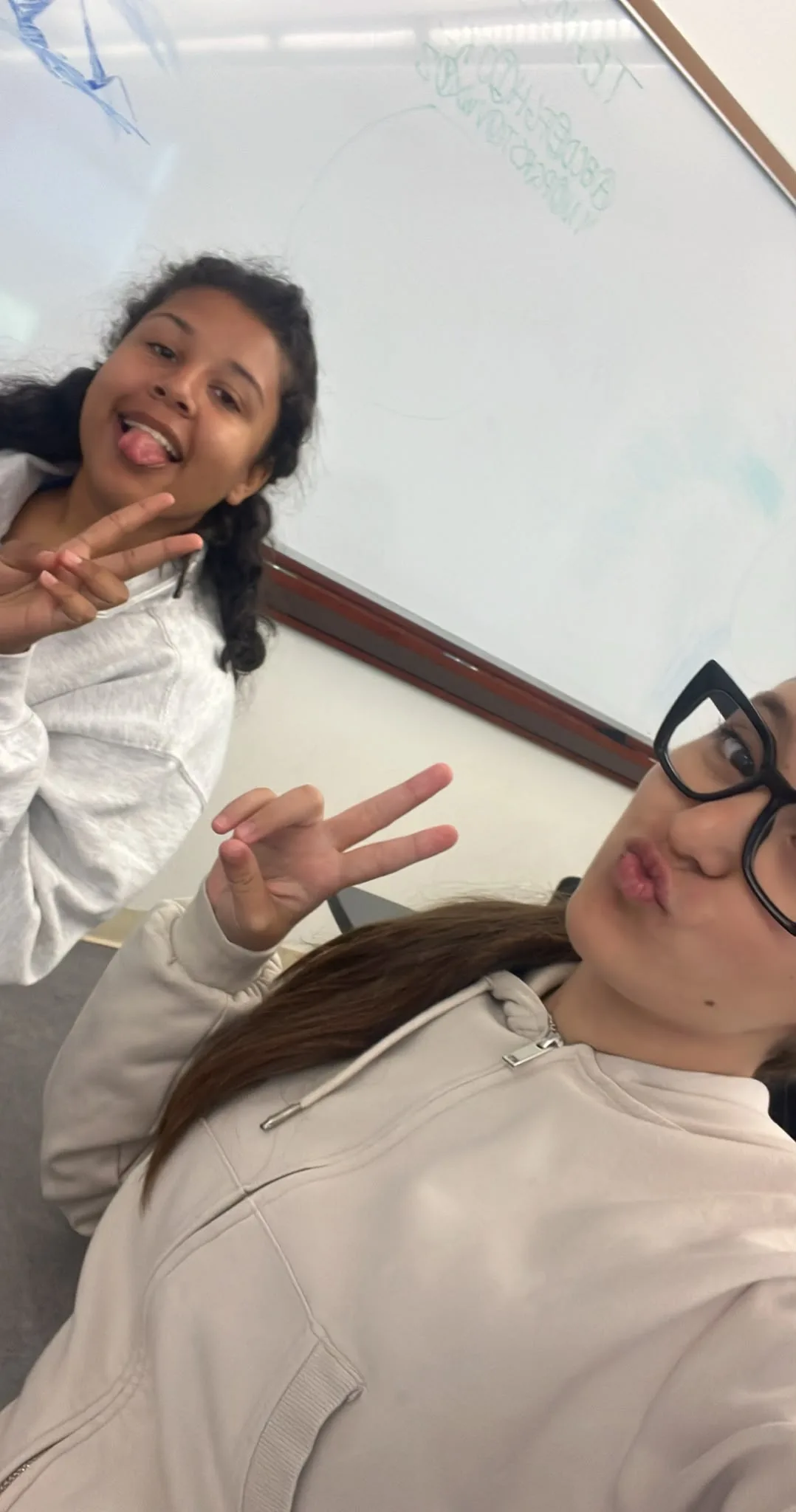 Selfie di gruppo in aula durante il lavoro a squadre
