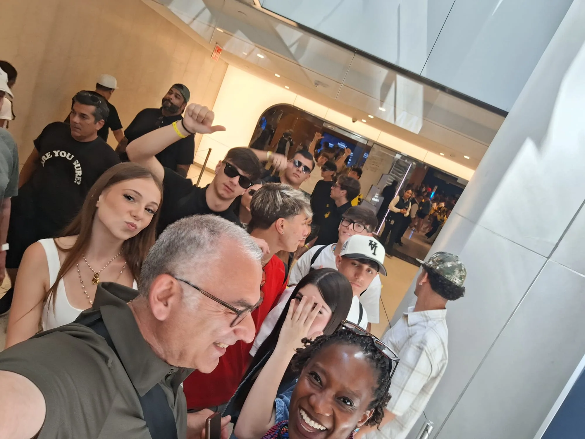 Selfie di gruppo nella hall di un grattacielo di Manhattan