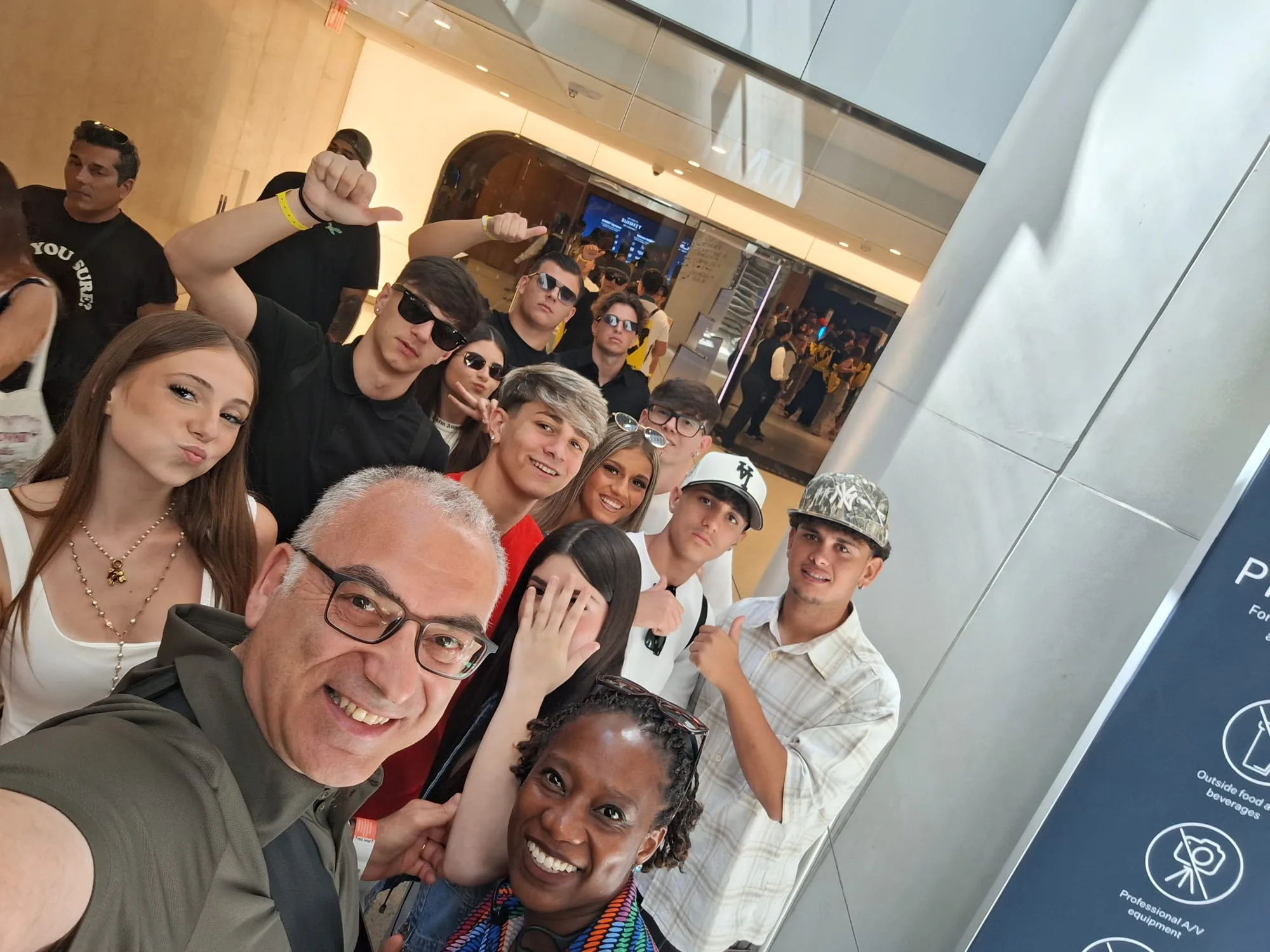 Foto di gruppo del team MLA prima della salita al grattacielo