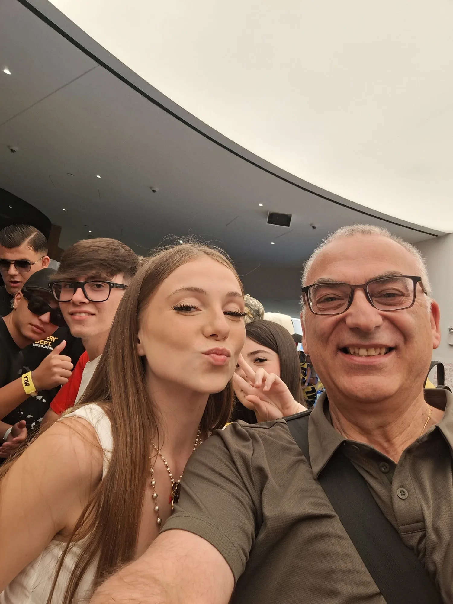 Selfie di gruppo con Cleopatra durante il pomeriggio in città