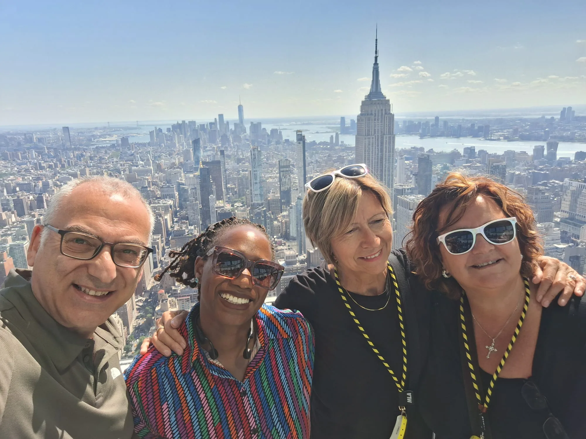 Il gruppo in posa sulla terrazza panoramica di SUMMIT One Vanderbilt, con l’Empire State Building alle spalle