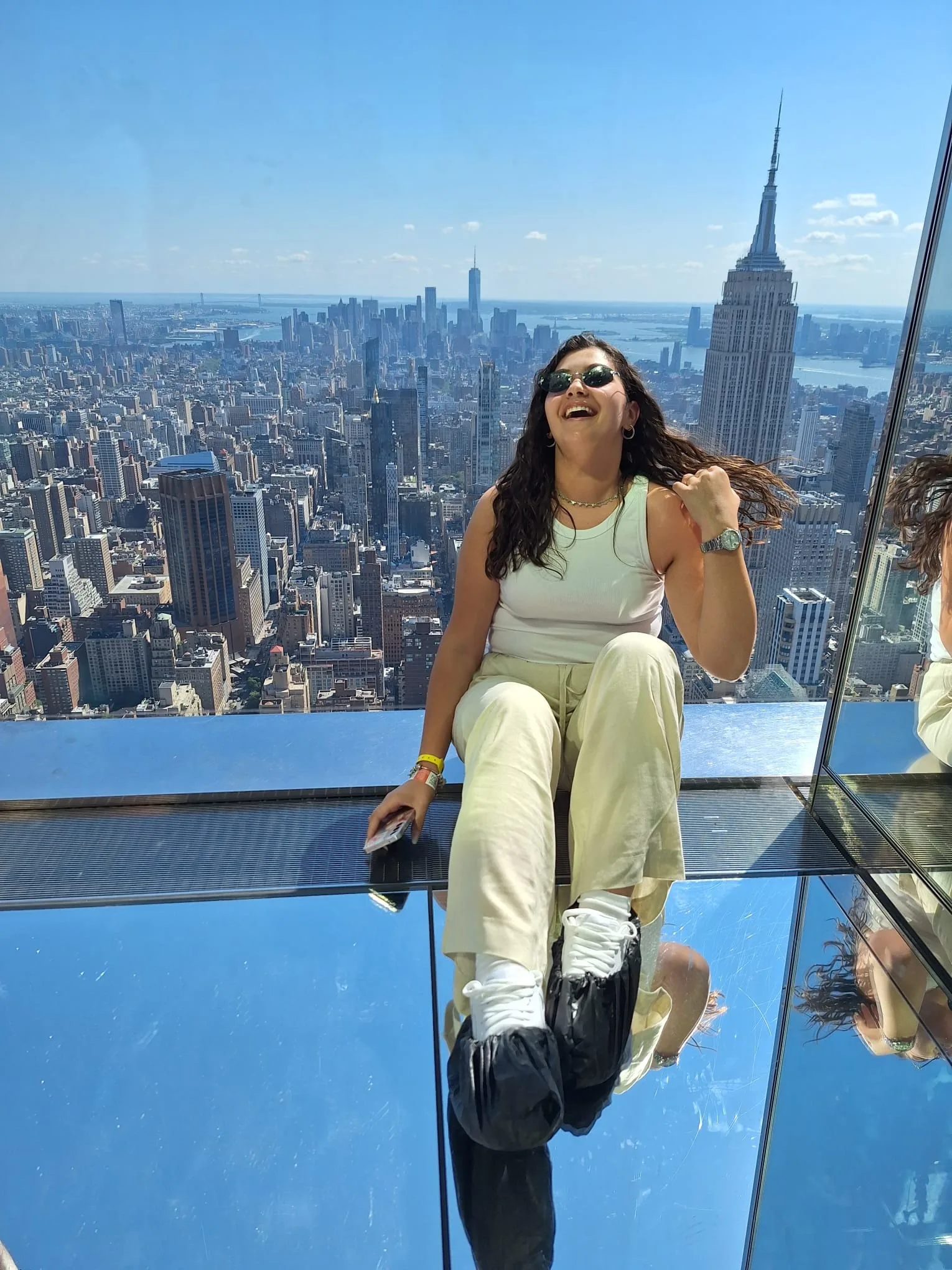 Seduti sul cornicione di vetro a oltre 360 metri di altezza, sopra lo skyline di Manhattan