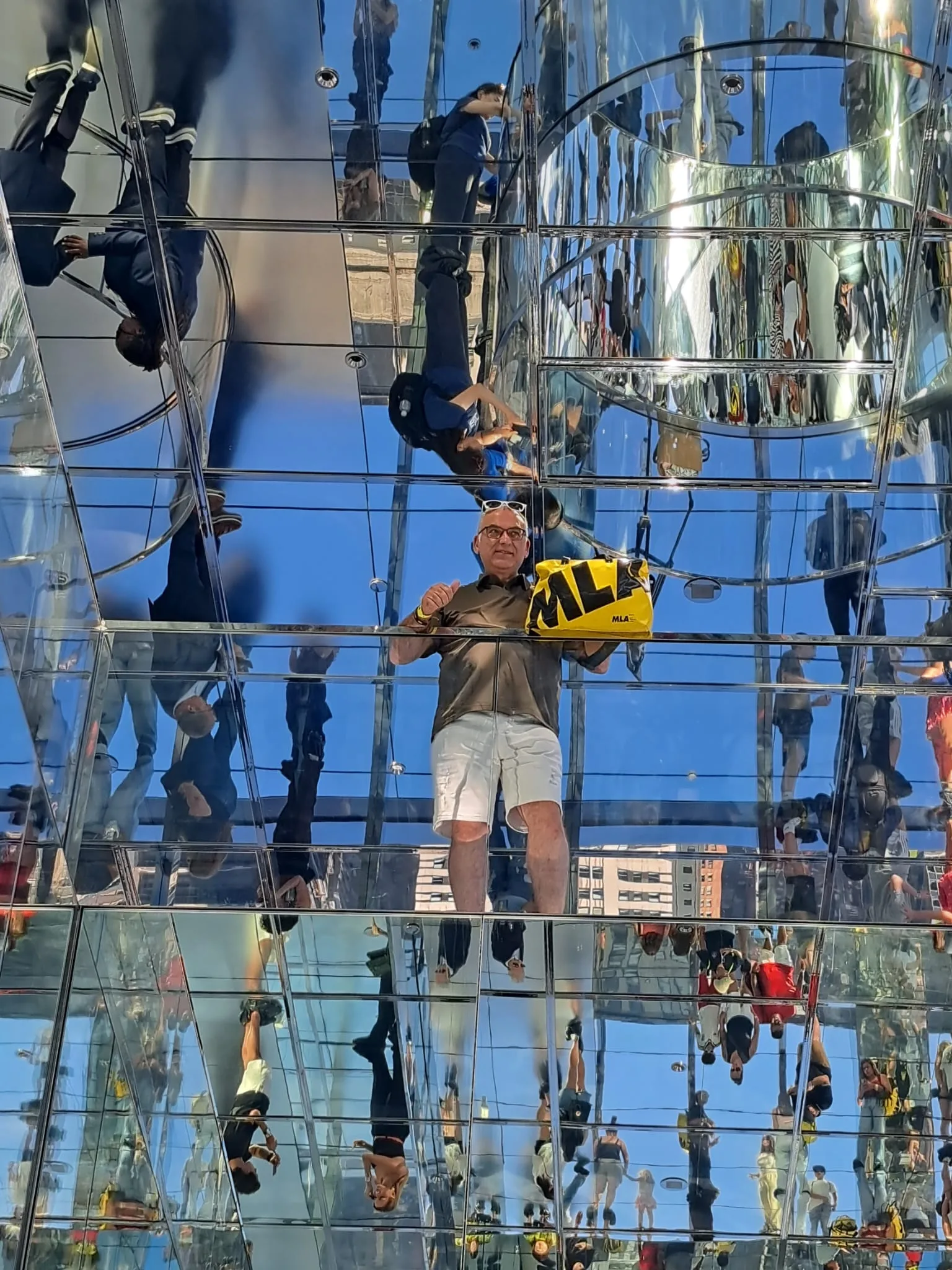 Tra i riflessi infiniti della sala a specchi, con lo zaino giallo MLA