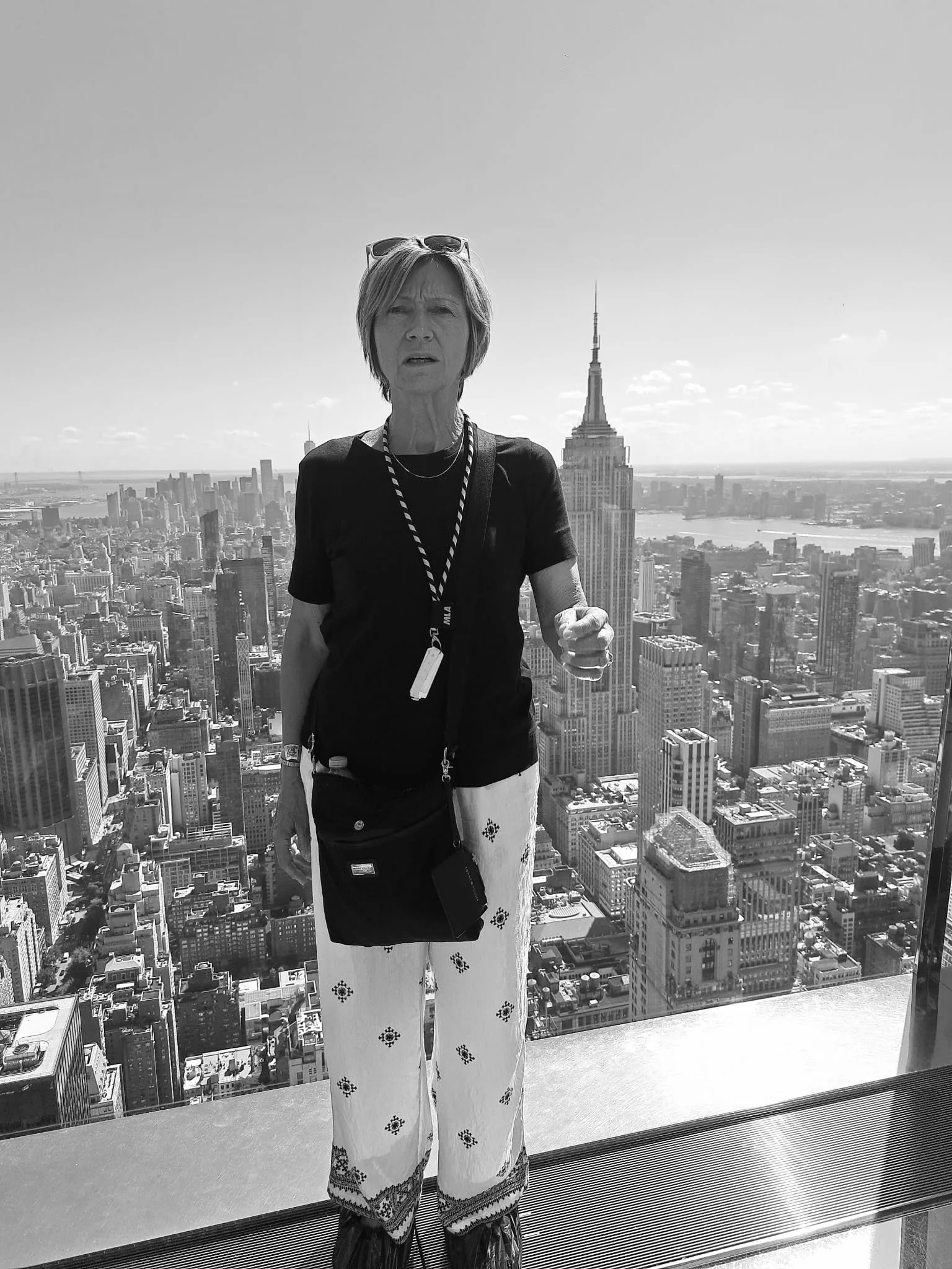 Ritratto in bianco e nero sulla terrazza panoramica, sopra i grattacieli di New York