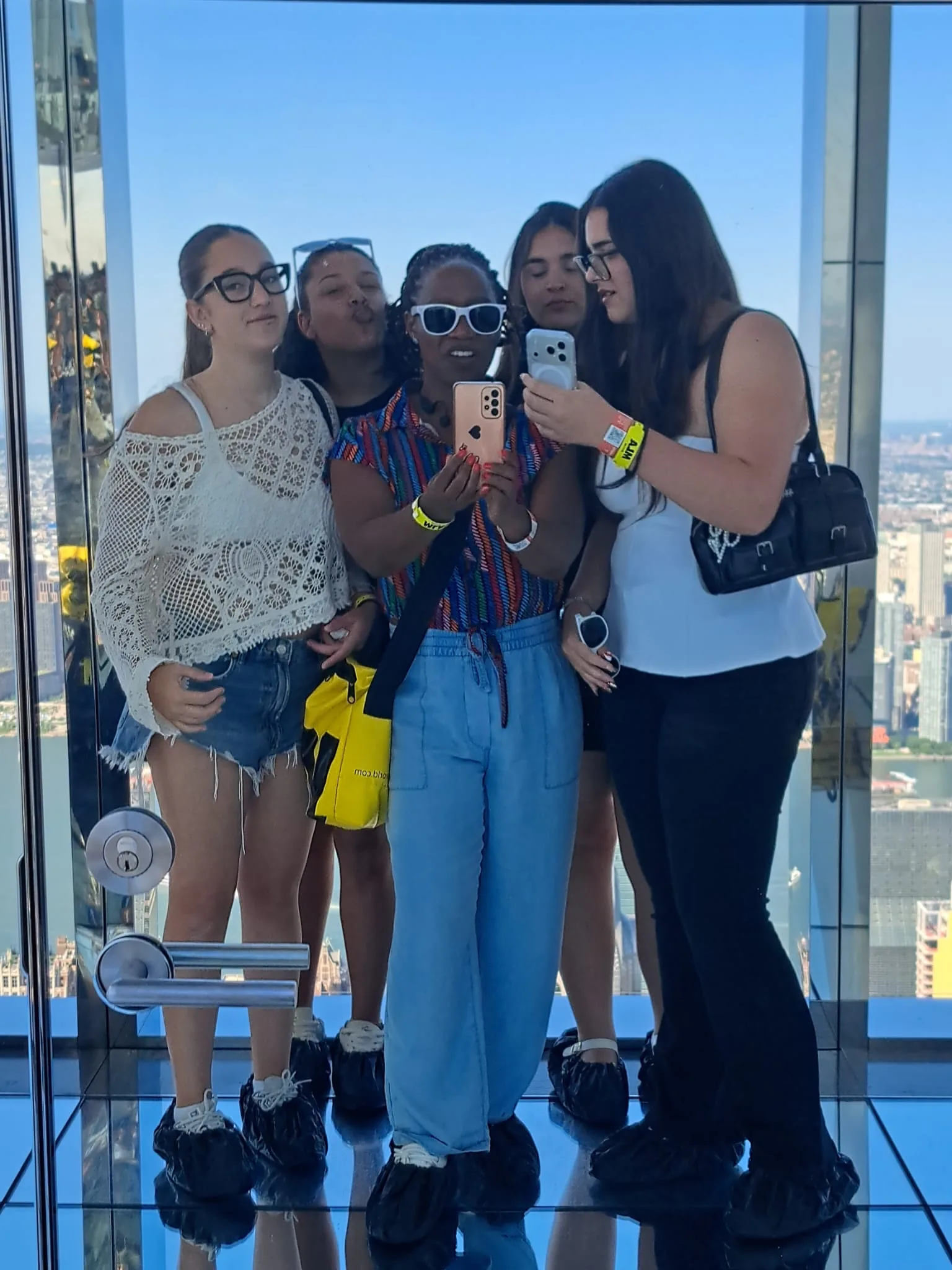Selfie di gruppo sul pavimento a specchio di SUMMIT One Vanderbilt