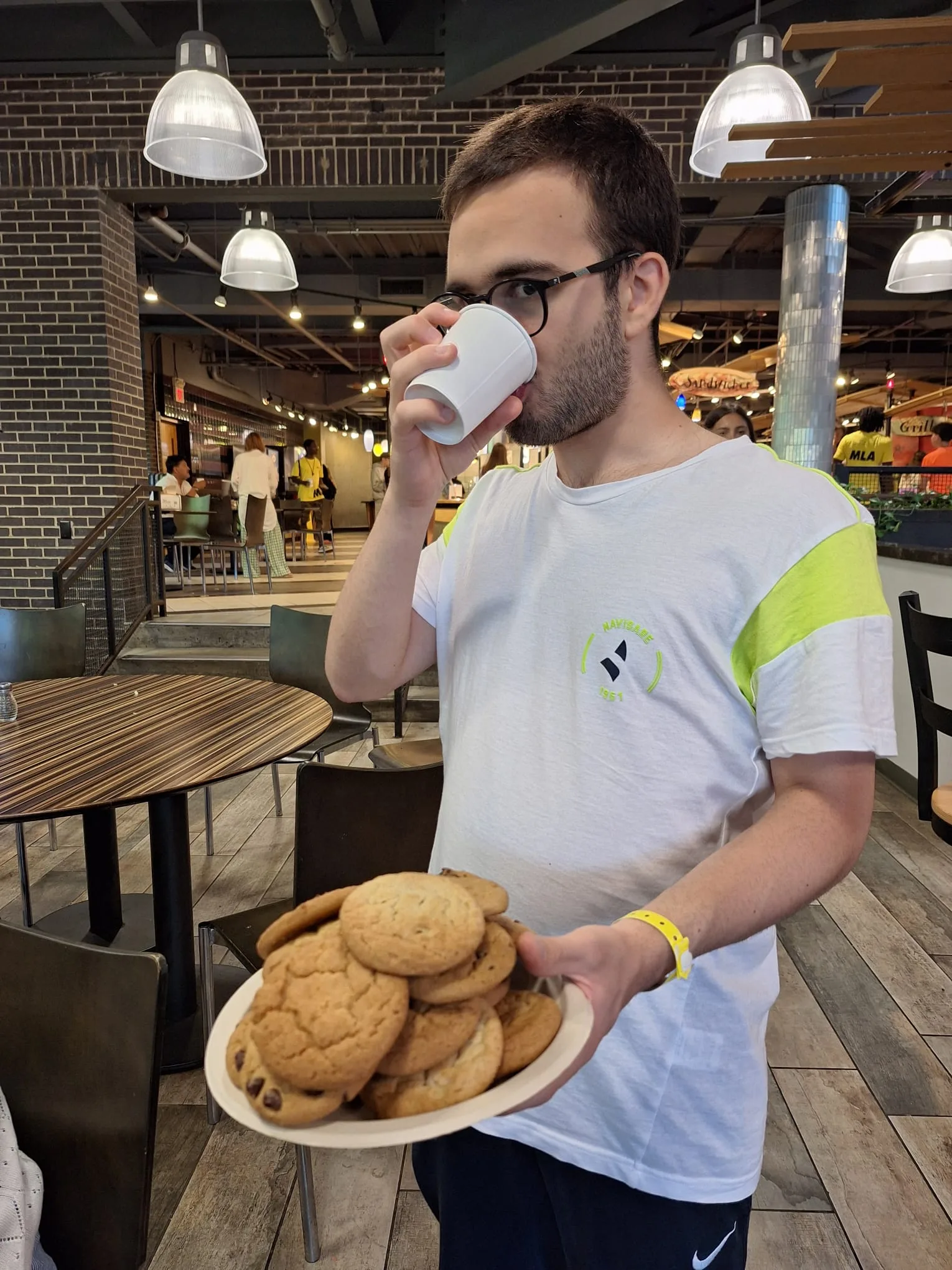 Caffè e biscotti durante la cena in un food court