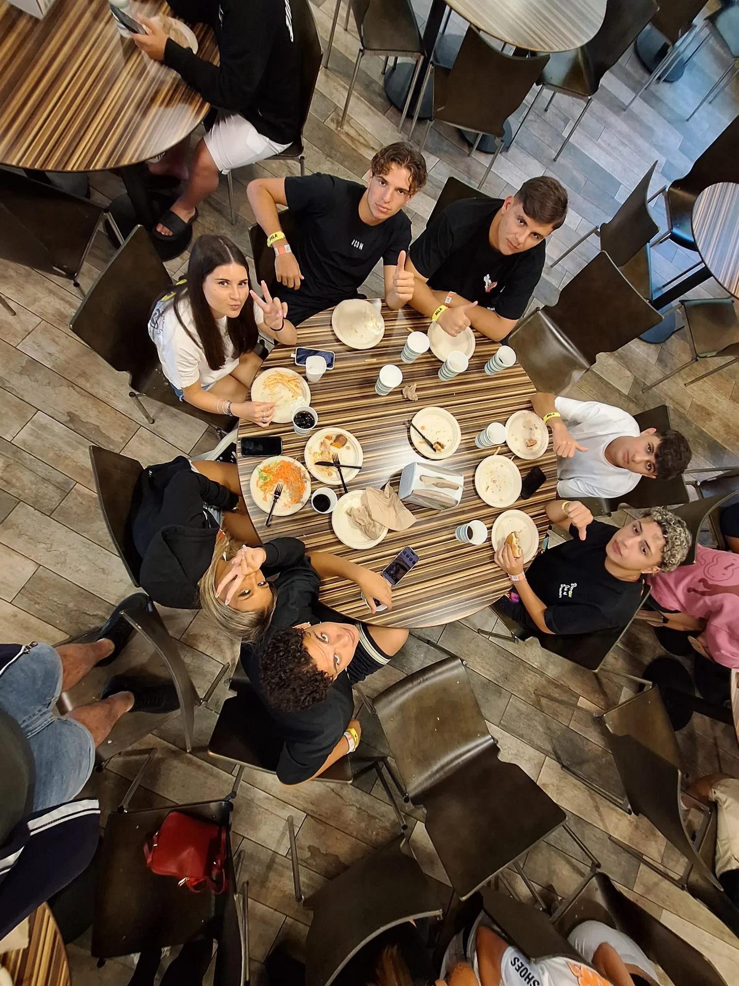 Cena di gruppo in un food court la sera del 9 luglio